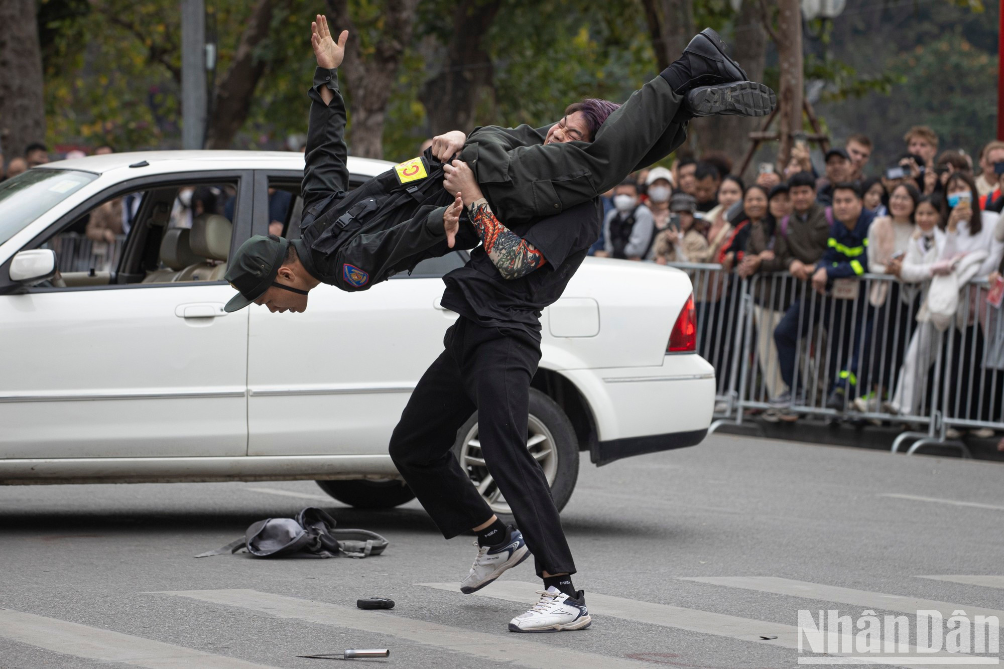 Una representación dramática e impresionante de una escena de arresto de criminales. Una representación dramática e impresionante de una escena de arresto de criminales.