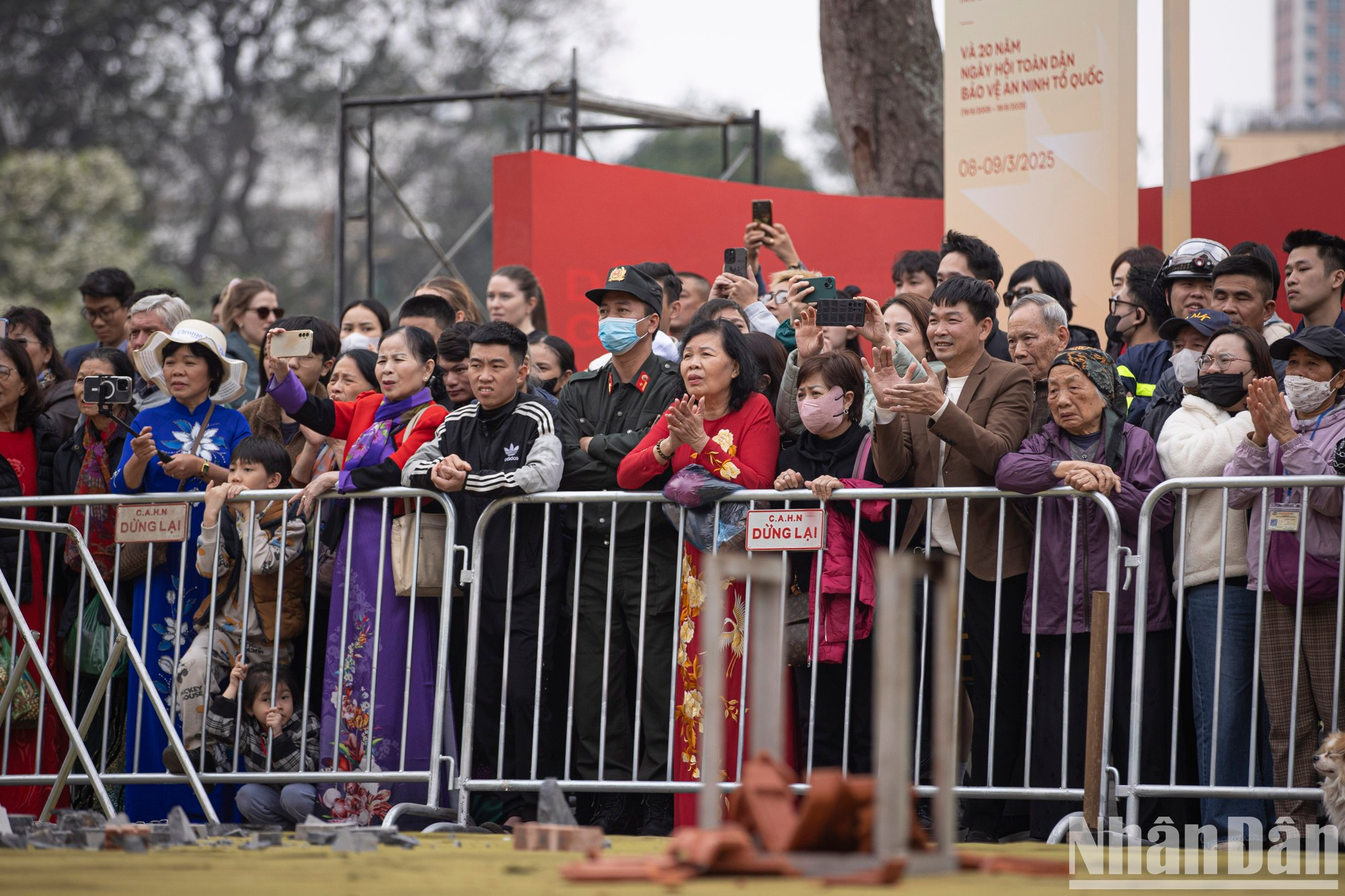 El ensayo atrae la atención de mucha gente. El ensayo atrae la atención de mucha gente.
