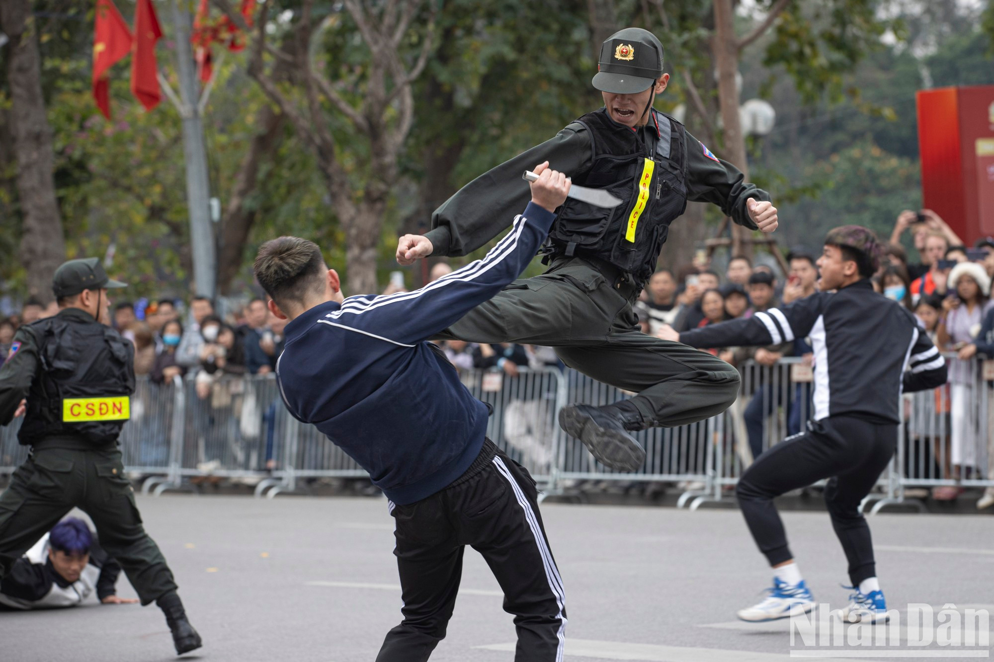 Soldados de los Altos Mandos de Guardia y de Policía Móvil realizan demostraciones de artes marciales y qigong. Soldados de los Altos Mandos de Guardia y de Policía Móvil realizan demostraciones de artes marciales y qigong.