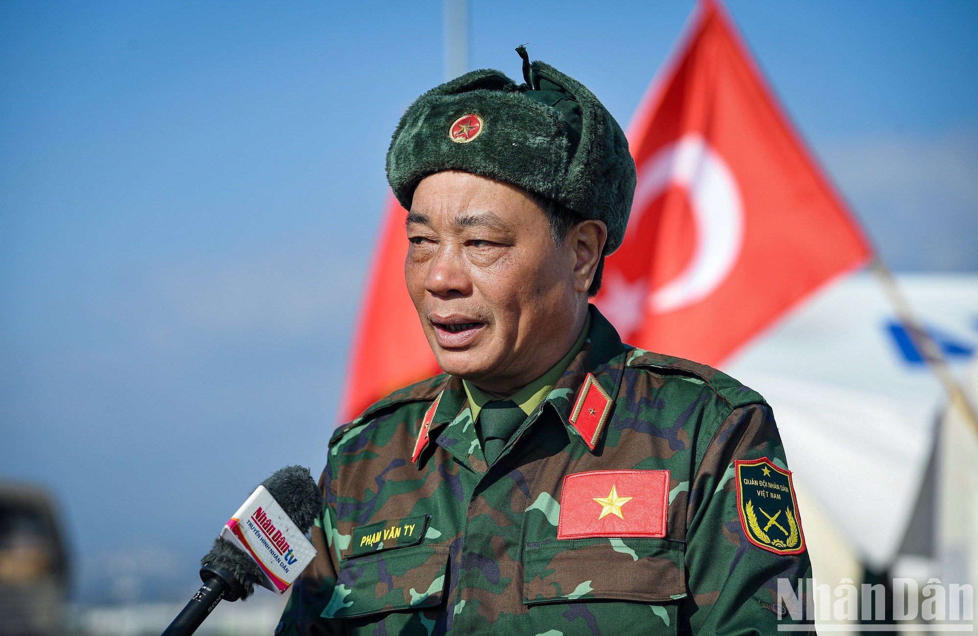 El mayor general Pham Van Ty en conversación con reporteros de Nhan Dan. El mayor general Pham Van Ty en conversación con reporteros de Nhan Dan.