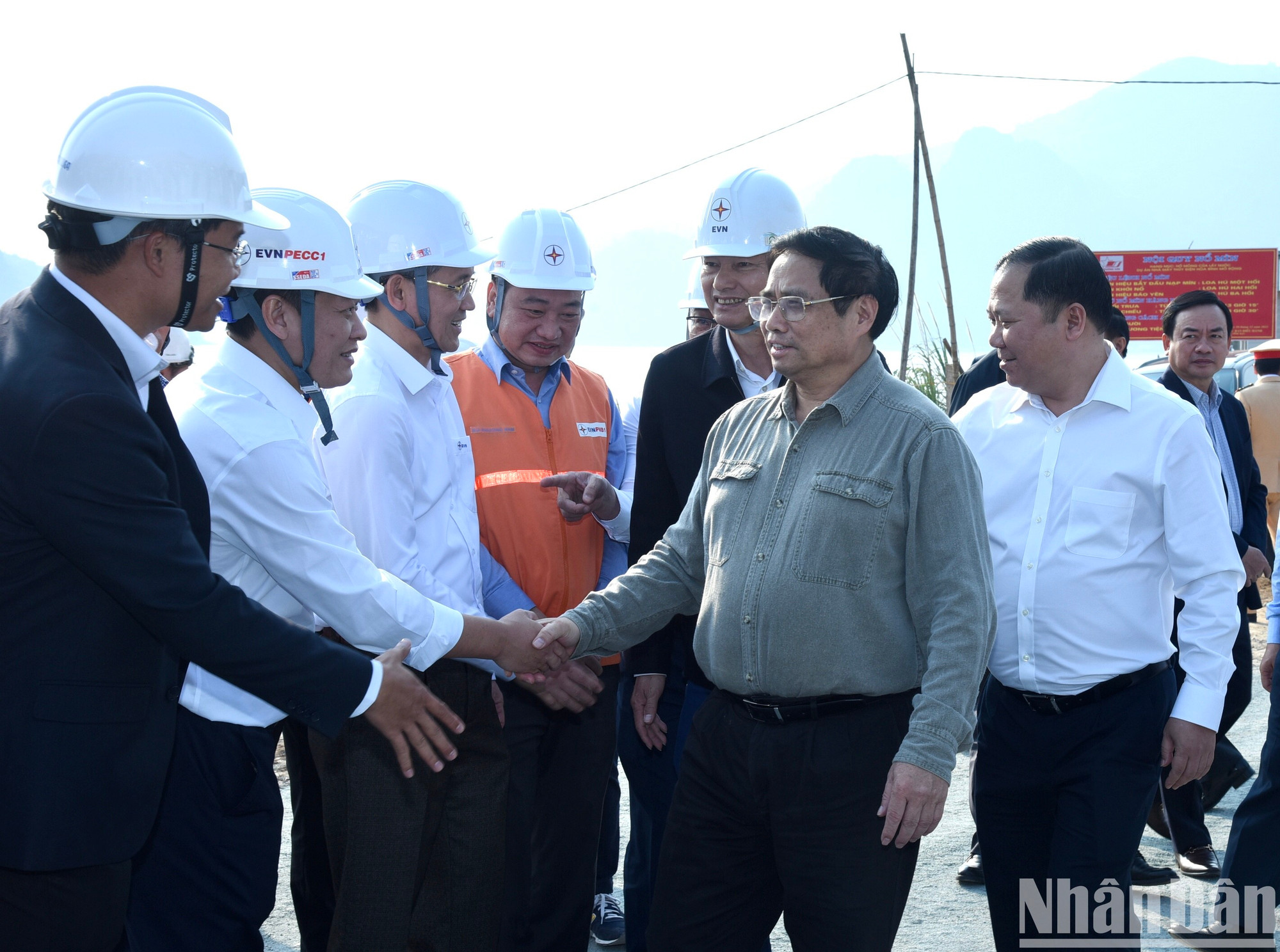 [Foto] Premier vietnamita inspecciona la expansión de la planta hidroeléctrica de Hoa Binh