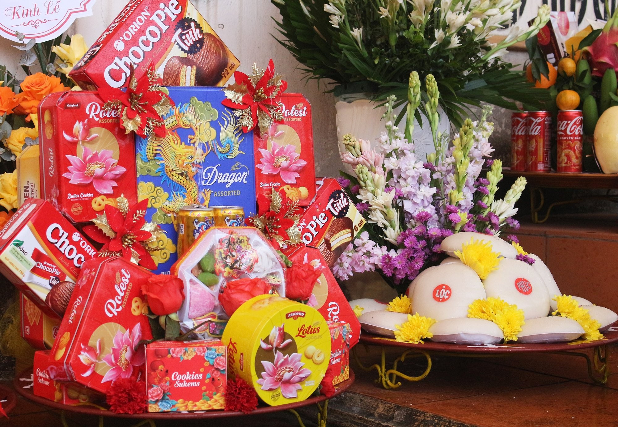 Banh Chung y Banh Giay (pasteles cuadrados y redondos de arroz glutinoso) son dos ofrendas imprescindibles que hacen los lugareños para reconocer los méritos de los reyes Hung.