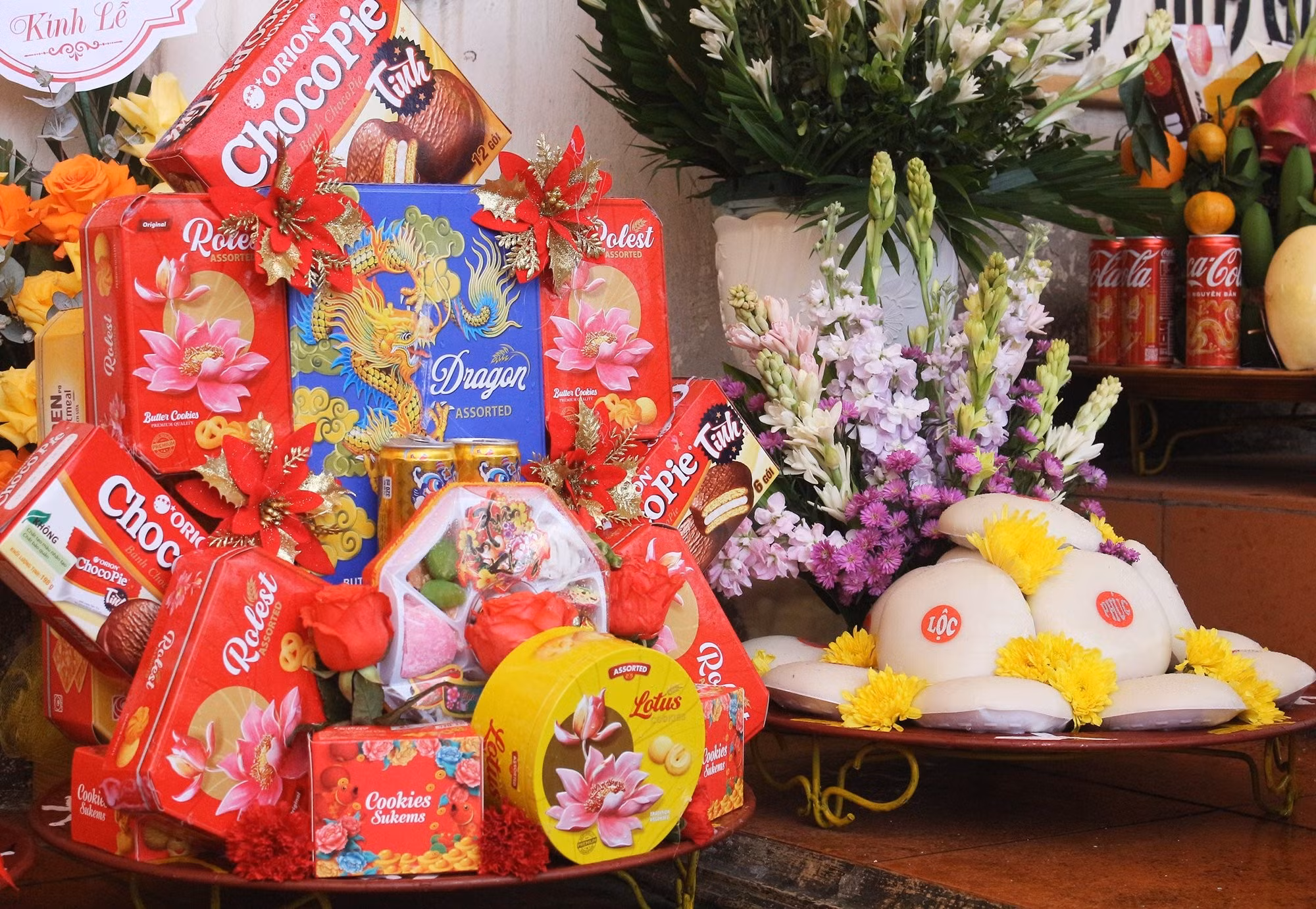 Banh Chung y Banh Giay (pasteles cuadrados y redondos de arroz glutinoso) son dos ofrendas imprescindibles que hacen los lugareños para reconocer los méritos de los reyes Hung.