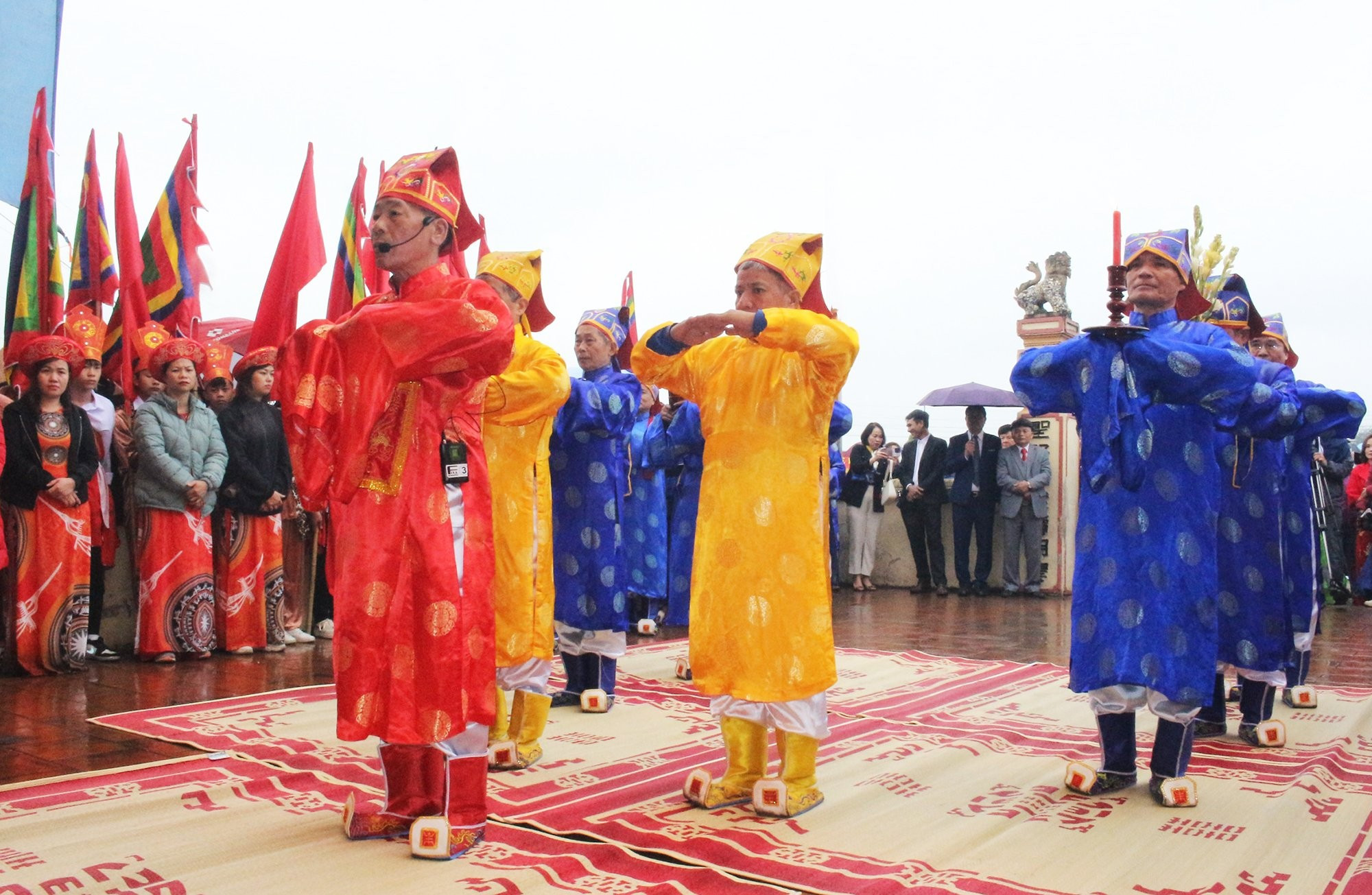 La ceremonia era solemne, con rituales en los que se pedía permiso a los dioses para inaugurar el festival y se rendía culto al dios de la agricultura. Era una expresión de infinita gratitud a los reyes Hung por su contribución al cultivo del arroz húmedo.