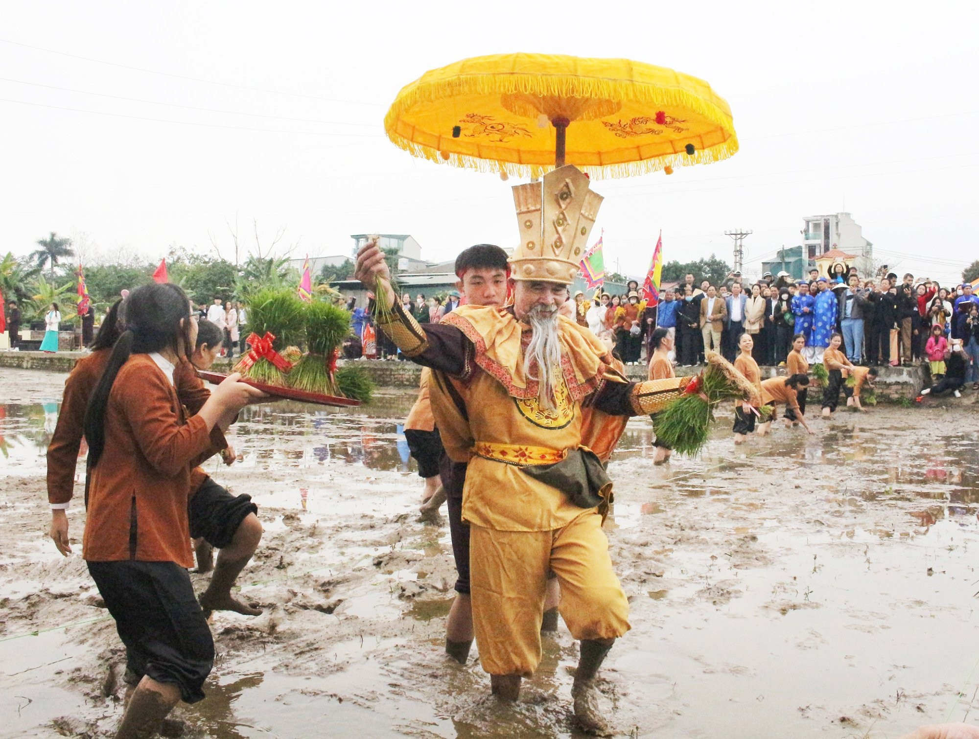Cuenta la leyenda que en el pasado la gente no sabía arar la tierra ni comer arroz, sino que sólo se alimentaba de raíces de árboles y animales salvajes. Cuando el rey Hung pasó por allí, vio que la tierra era fértil y apta para el cultivo del arroz, así que enseñó a la gente a sembrar y cultivar este grano.