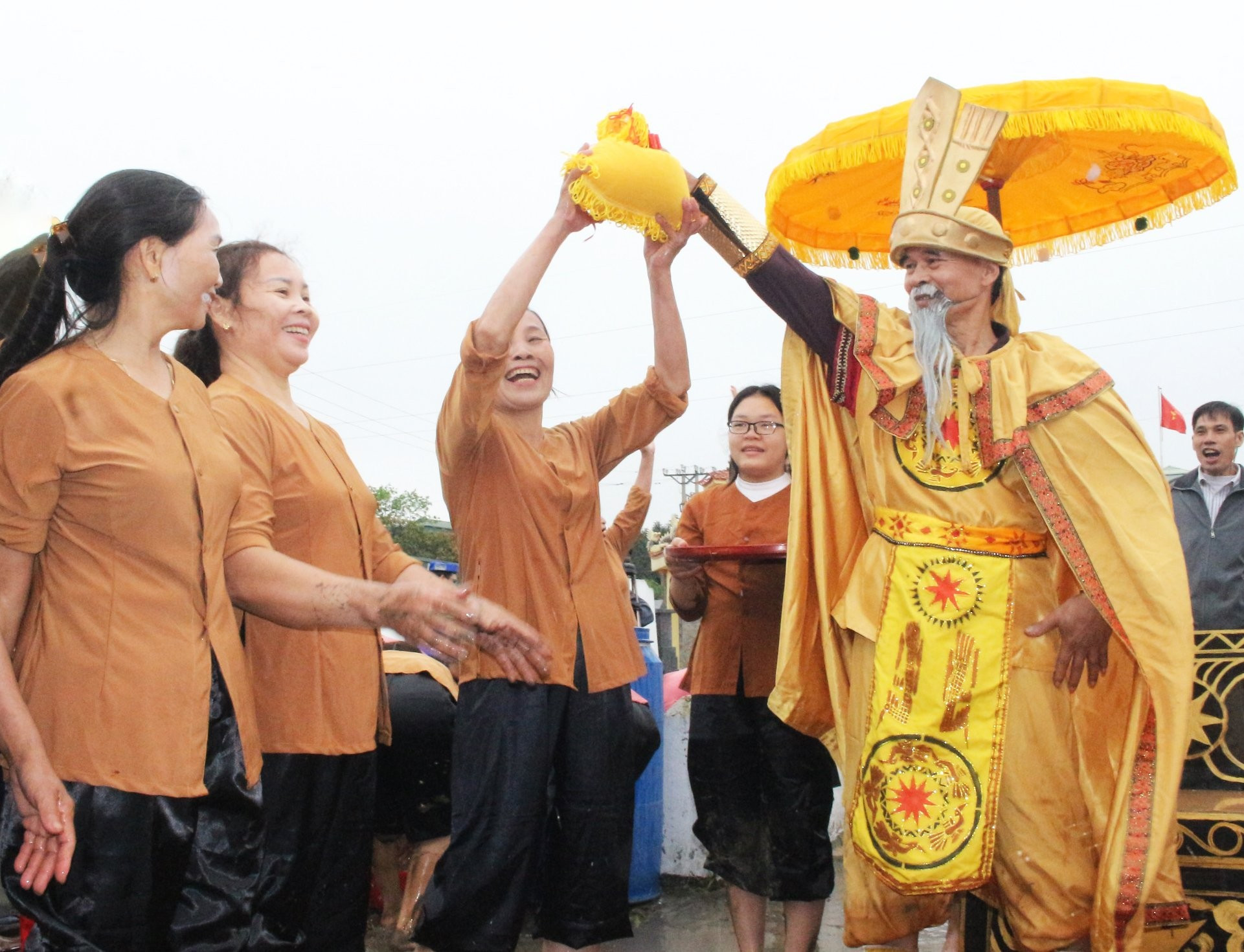 El festival se celebra cada año con dos equipos que compiten entre sí. El comité organizador premia al equipo ganador para alentar a la población a seguir cultivando arroz húmedo.