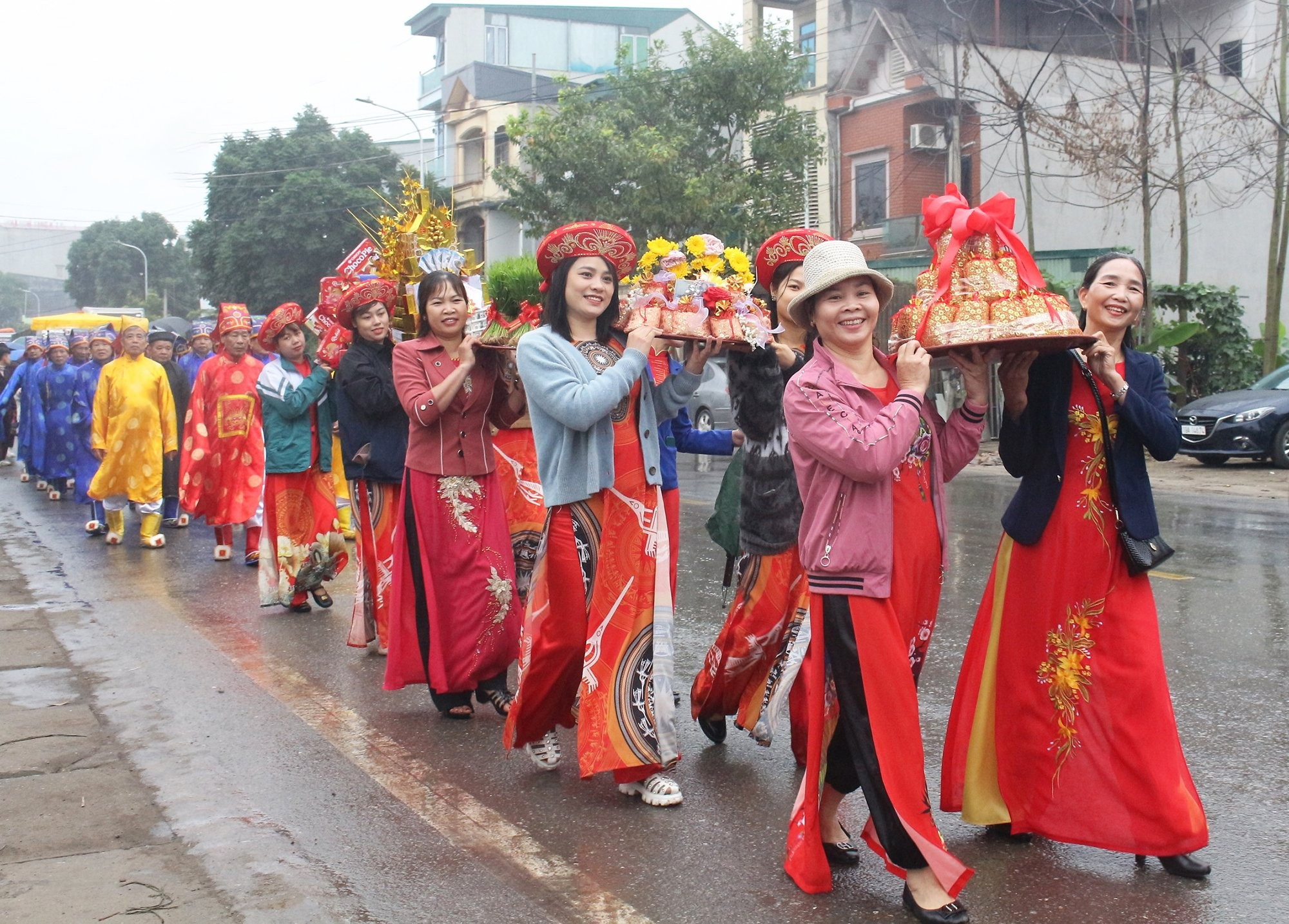 La procesión de ofrendas realizada por los habitantes de Minh Nong.