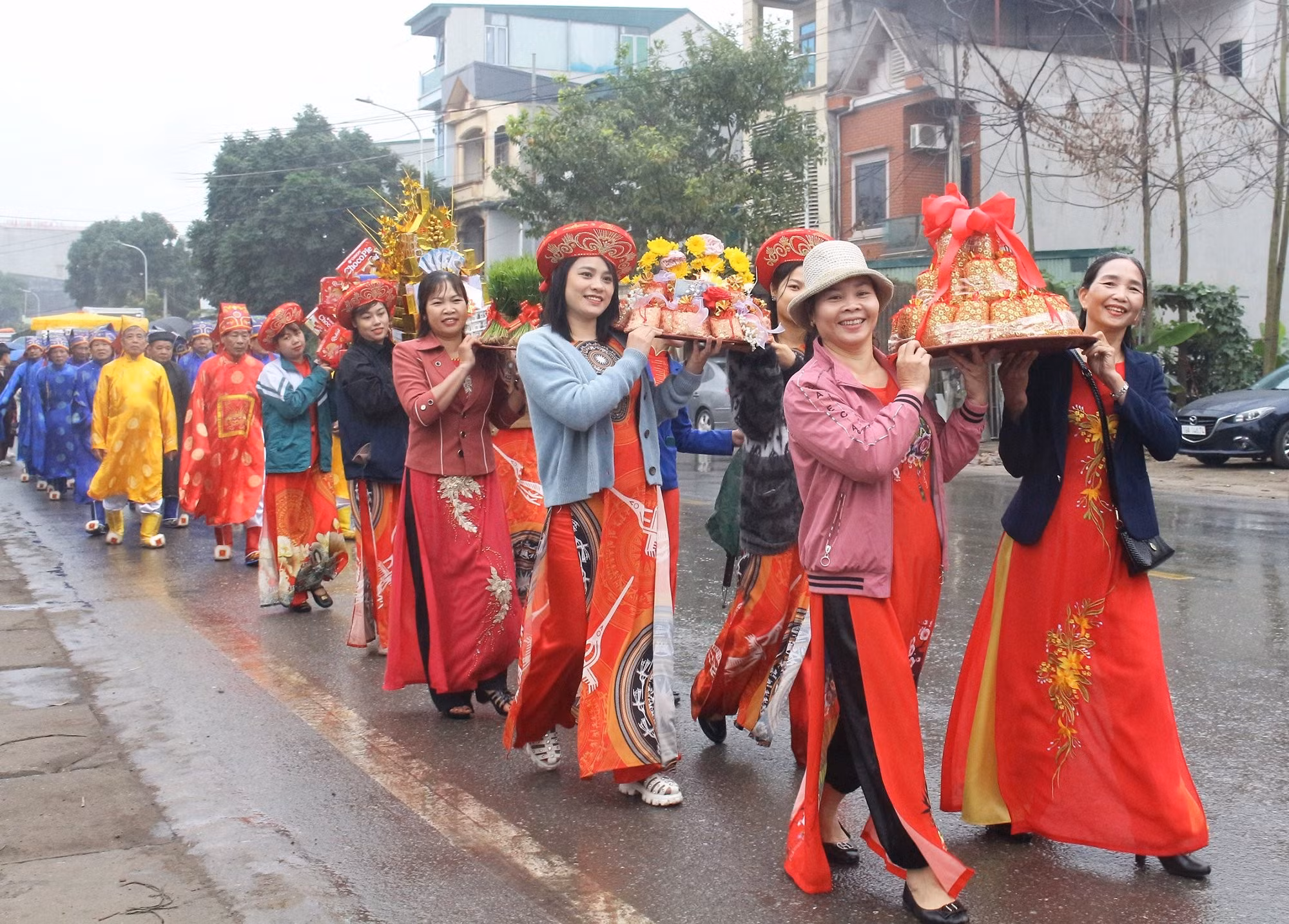 La procesión de ofrendas realizada por los habitantes de Minh Nong.