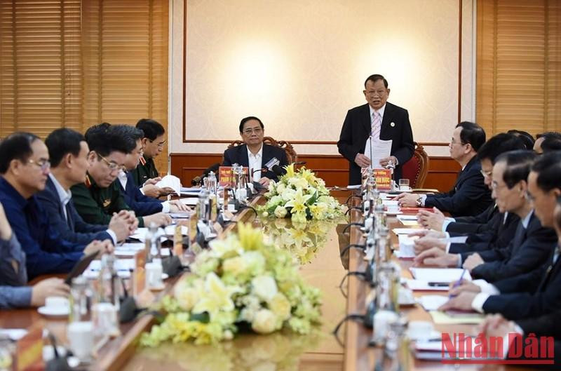 El presidente de la AVV, teniente general Nguyen Van Duoc presenta un informe en la sesión de trabajo.