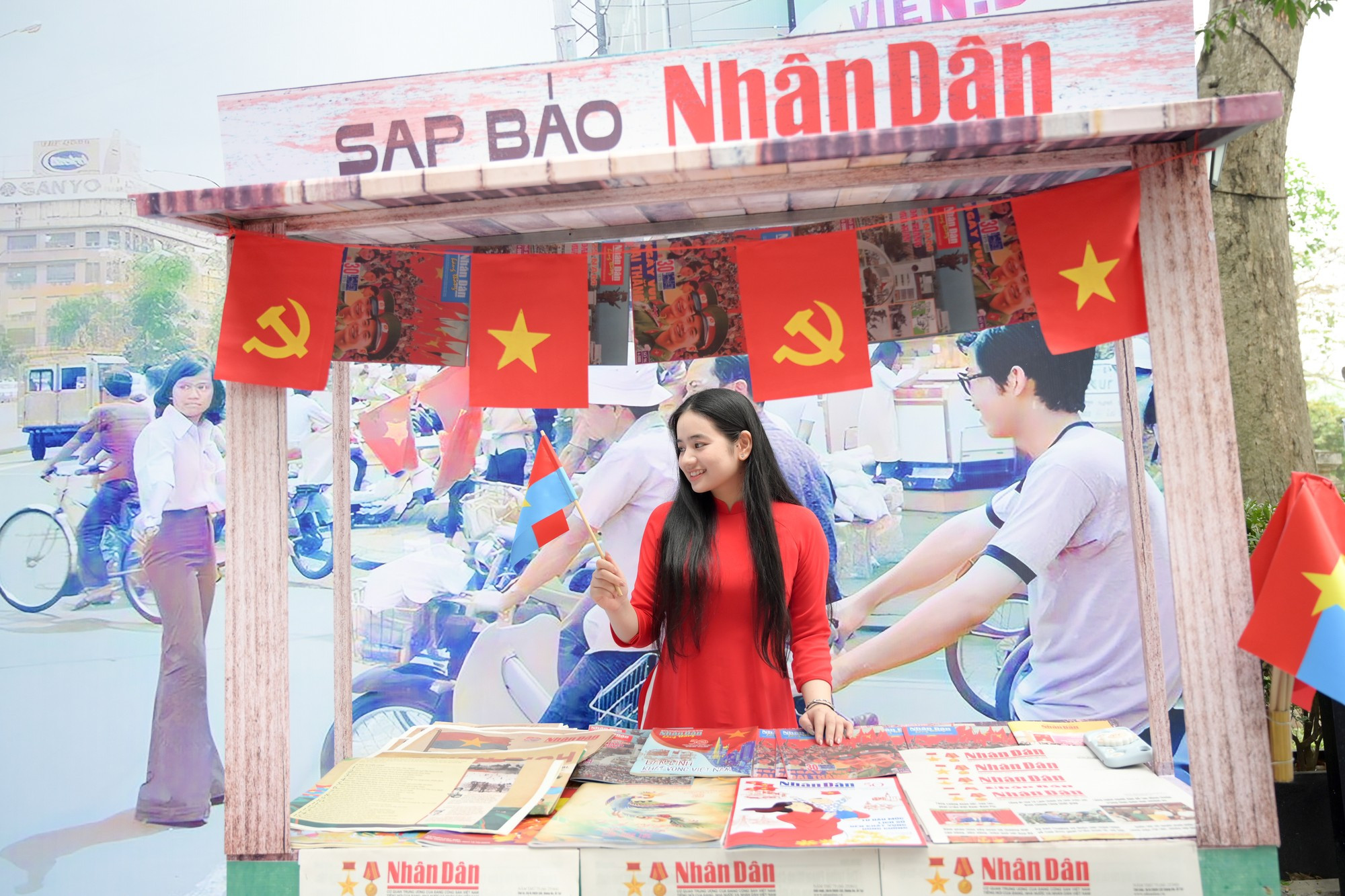 Los jóvenes toman fotografías en el stand del periódico Nhan Dan en la muestra. Los jóvenes toman fotografías en el stand del periódico Nhan Dan en la muestra.