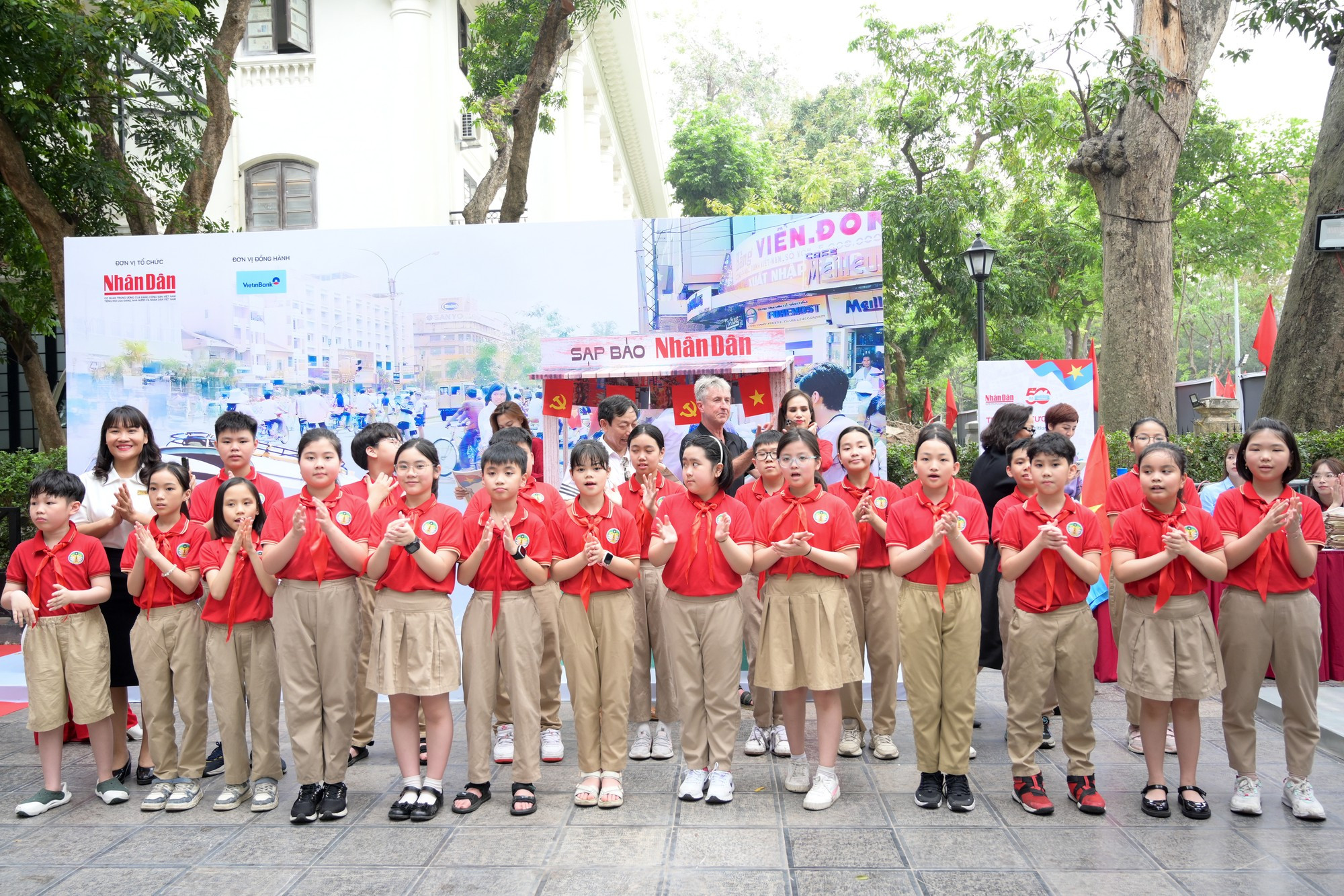 Alumnos de la escuela primaria Trang An, en el distrito de Hoan Kiem, visitan la exposición. Alumnos de la escuela primaria Trang An, en el distrito de Hoan Kiem, visitan la exposición.