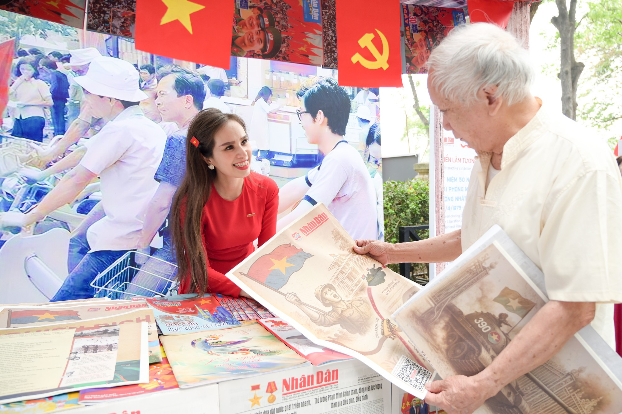 La exposición atrae a un gran número de hanoyenses. La exposición atrae a un gran número de hanoyenses.