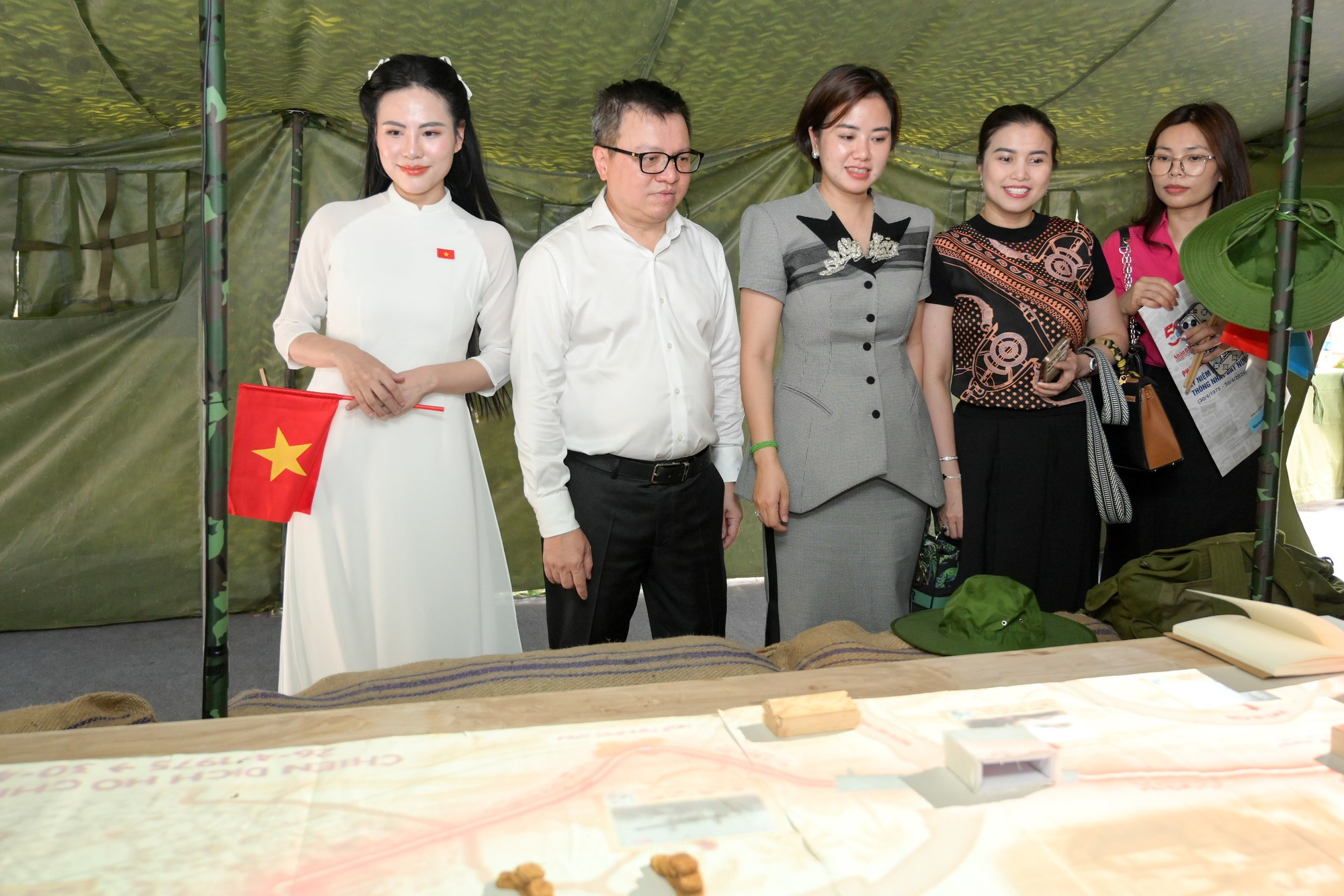 El presidente-editor del periódico Nhan Dan, Le Quoc Minh, y los visitantes contemplan la maqueta del campo de batalla. El presidente-editor del periódico Nhan Dan, Le Quoc Minh, y los visitantes contemplan la maqueta del campo de batalla.