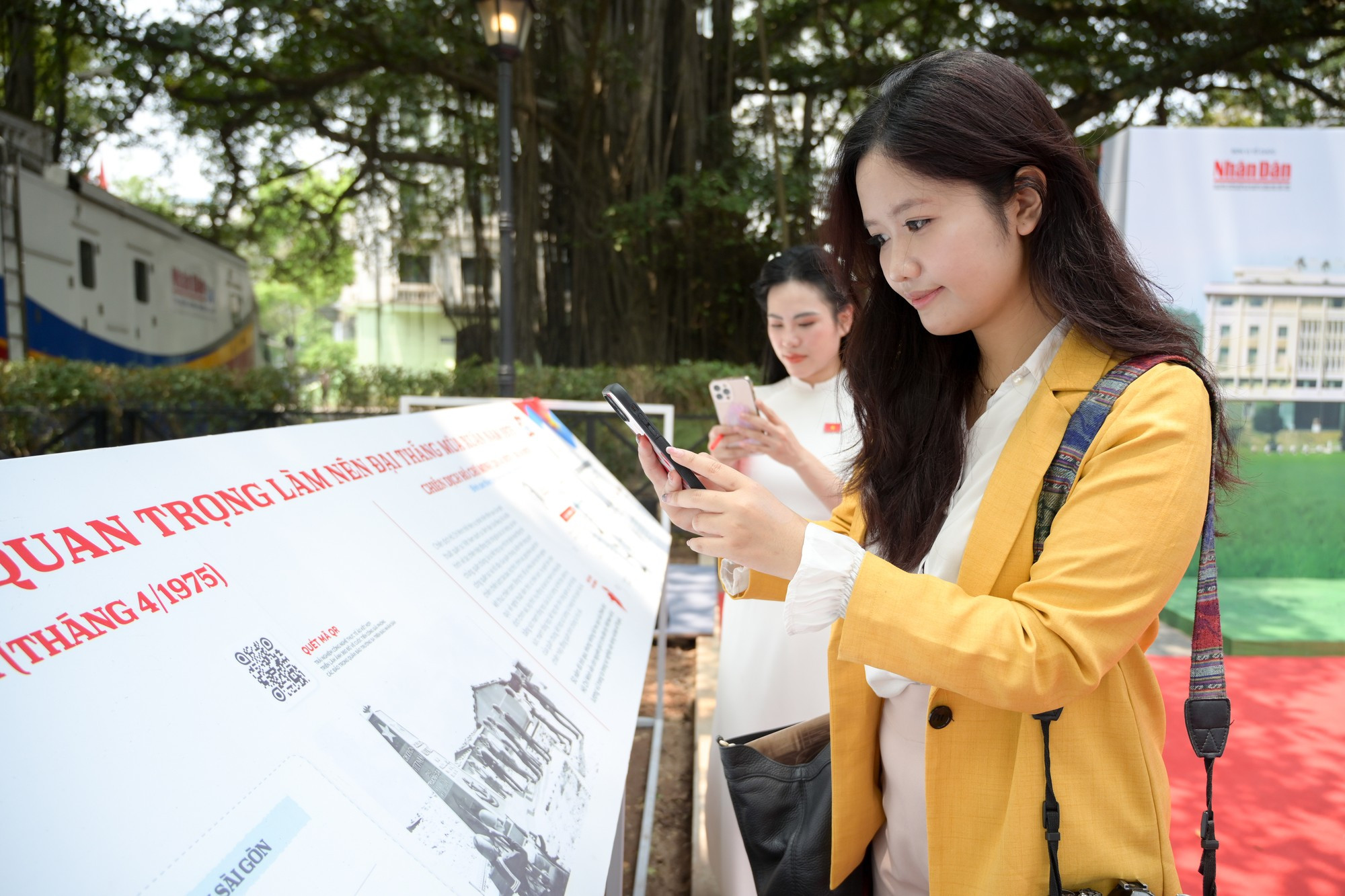 Los visitantes pueden escanear códigos QR para acceder a información sobre las batallas históricas a través de la web, que cuenta con atractivos gráficos interactivos. Los visitantes pueden escanear códigos QR para acceder a información sobre las batallas históricas a través de la web, que cuenta con atractivos gráficos interactivos.