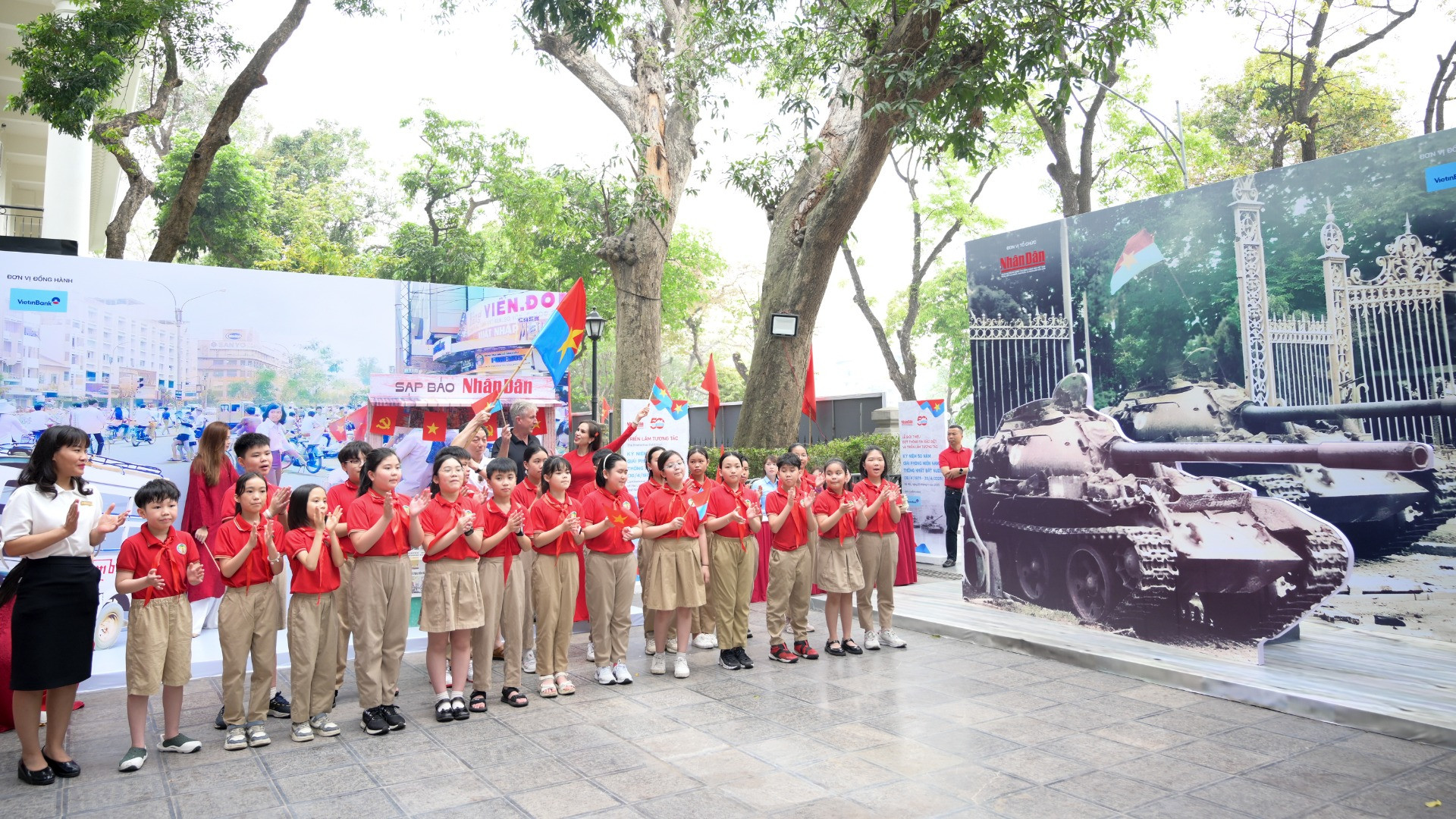 [Foto] Visitantes entusiasmados en la exposición del periódico Nhan Dan por el 50 aniversario de la reunificación nacional