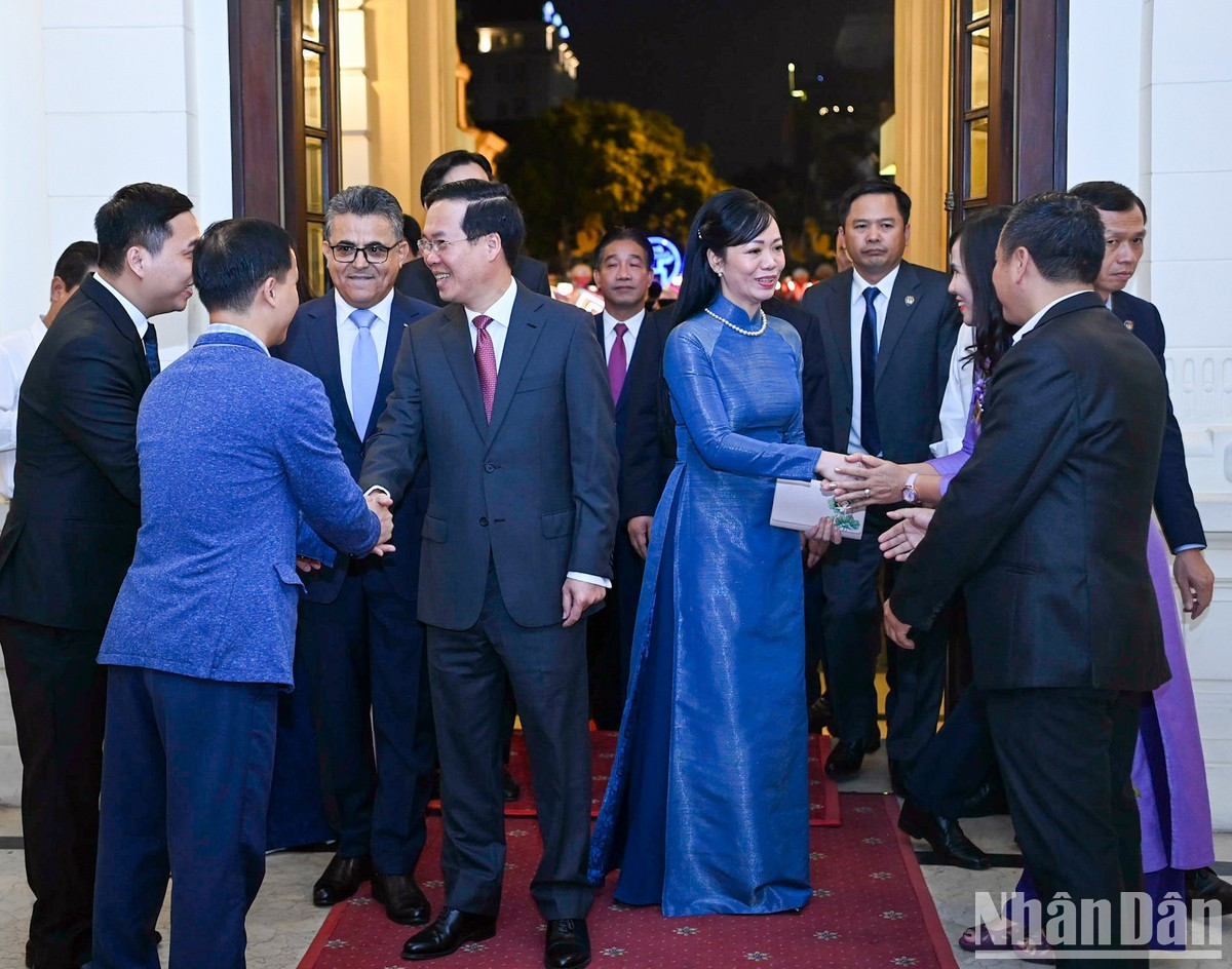 El presidente Vo Van Thuong, su esposa, y los invitados al evento.