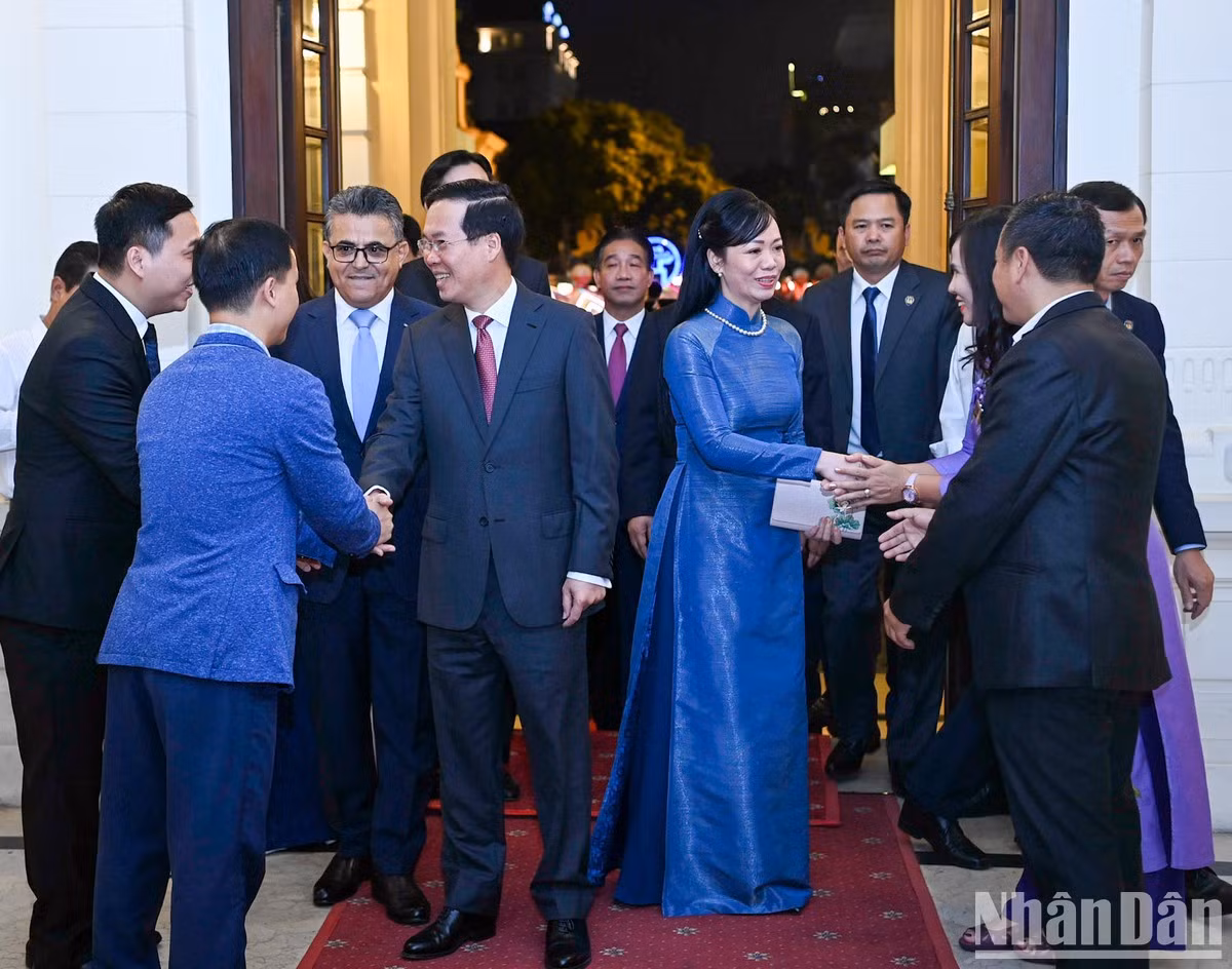El presidente Vo Van Thuong, su esposa, y los invitados al evento.