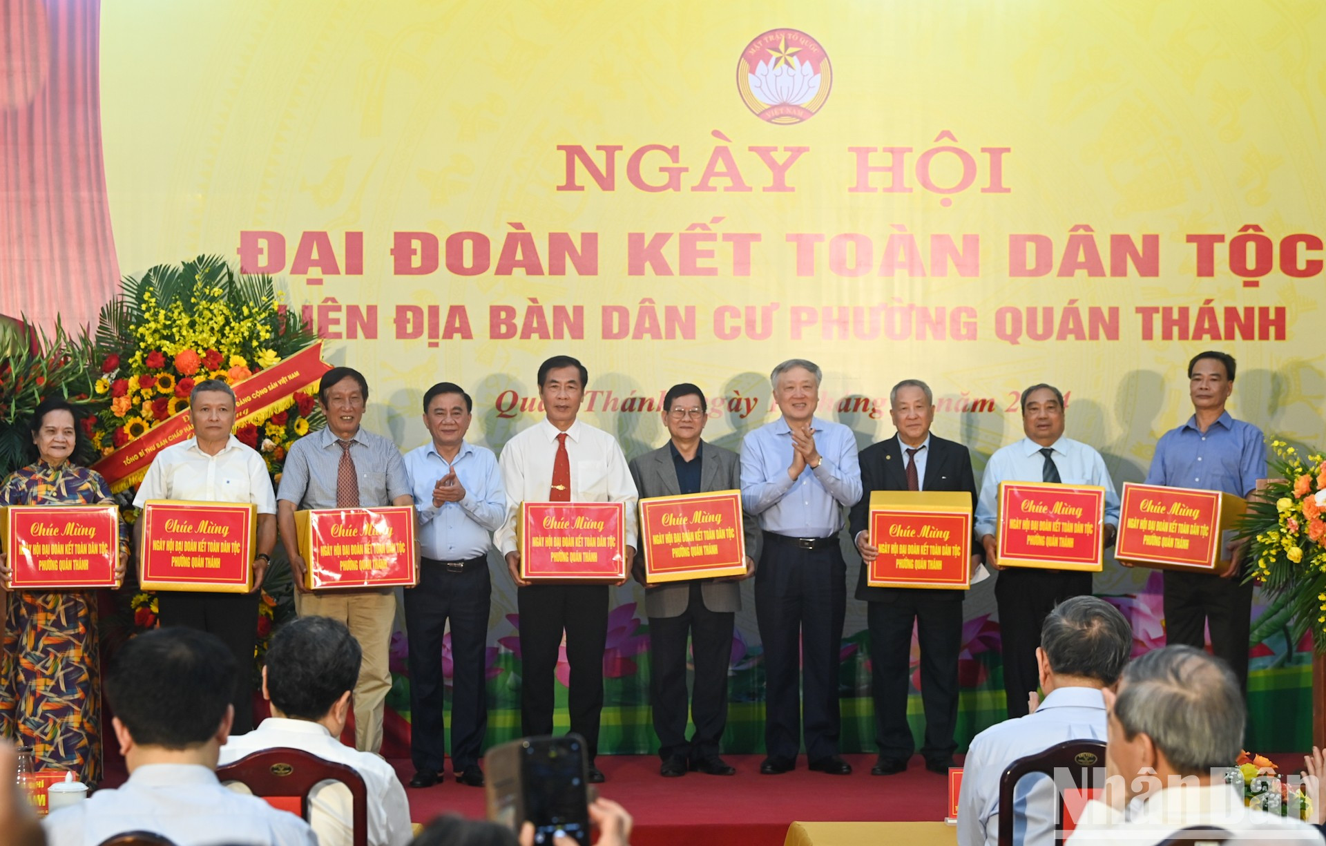 Cam Tu y Nguyen Hoa Binh, viceprimer ministro permanente, entregan obsequios a las zonas residenciales de Quan Thanh.