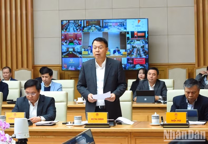 El representante del Ministerio de Finanzas interviene en la cita.