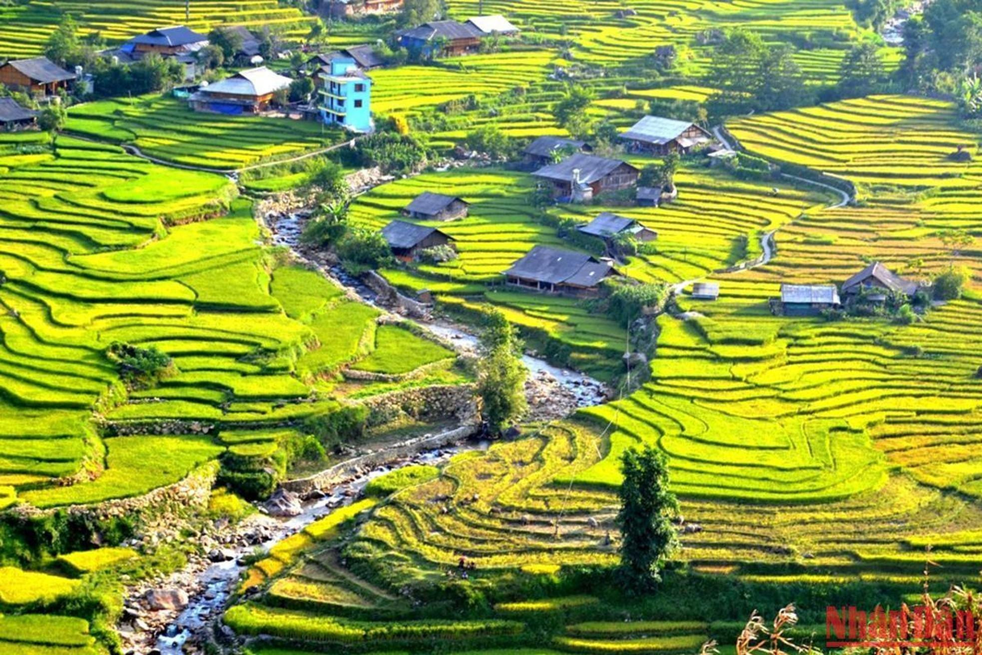Pueblos bajo el sol de otoño. Pueblos bajo el sol de otoño.