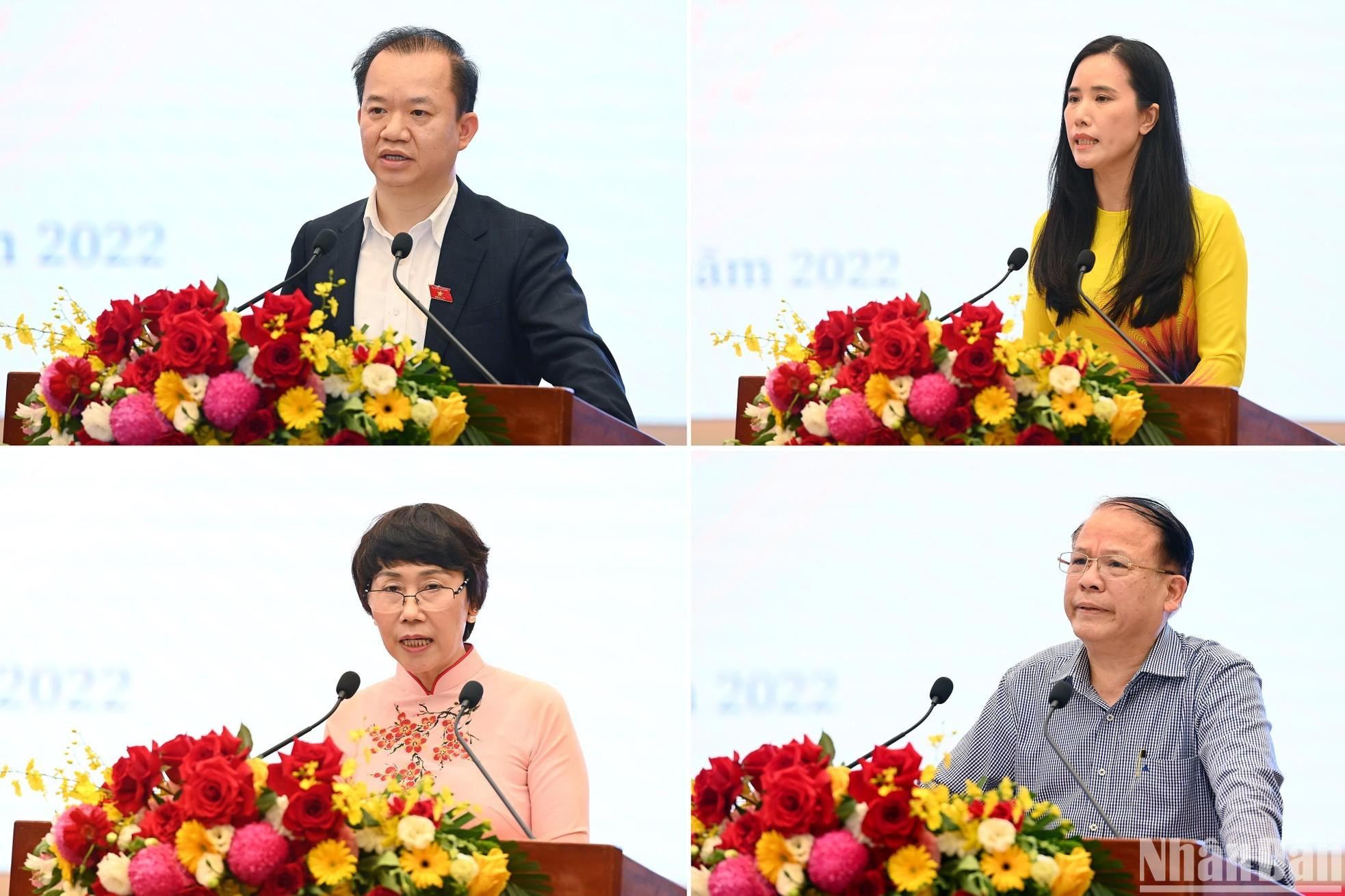 Los delegados presentan sus ponencias. Los delegados presentan sus ponencias.