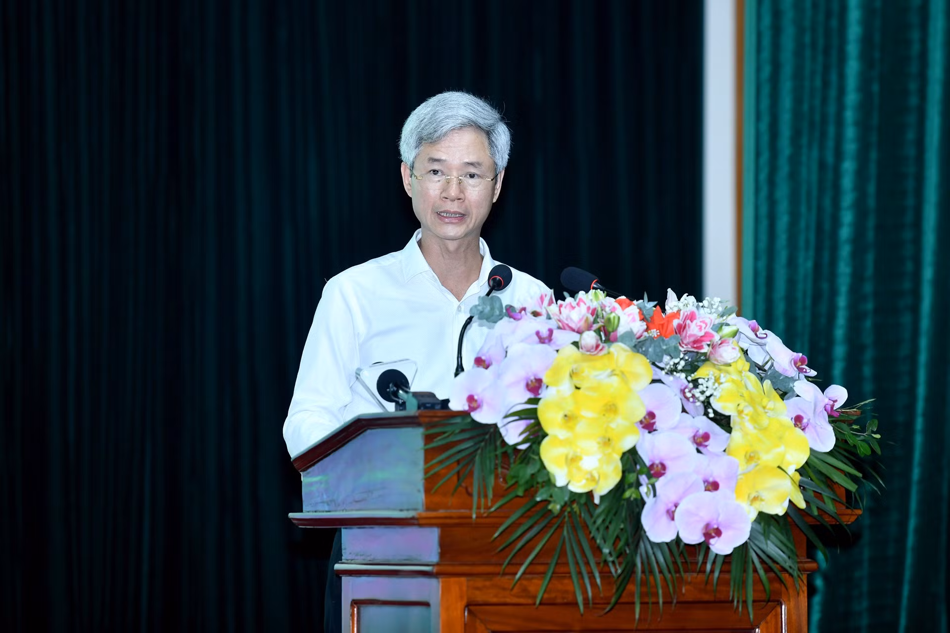 Dao Hong Van, jefe de la delegación de diputados de Hung Yen, informa a los votantes sobre los resultados del octavo período de sesiones de la Asamblea Nacional de la XV Legislatura.