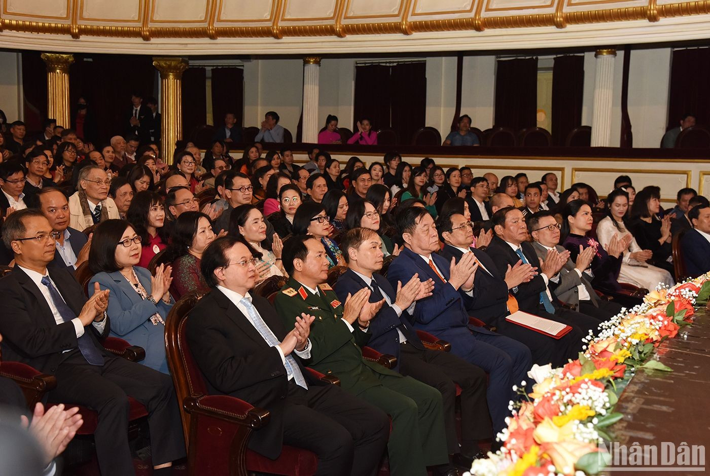 El primer ministro Pham Minh Chinh e invitados al programa.