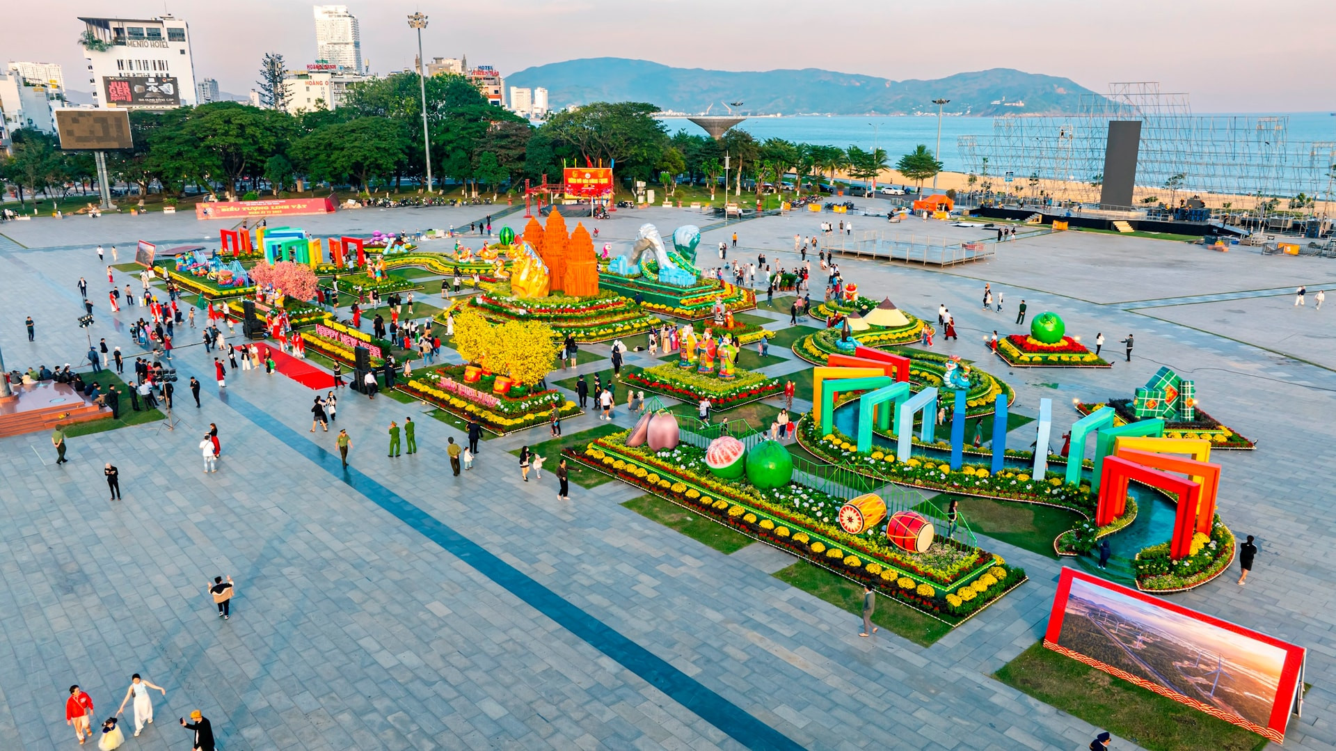 También se colocan los modelos que representan la identidad cultural, los recursos turísticos, los productos típicos y las aspiraciones de desarrollo de Binh Dinh.