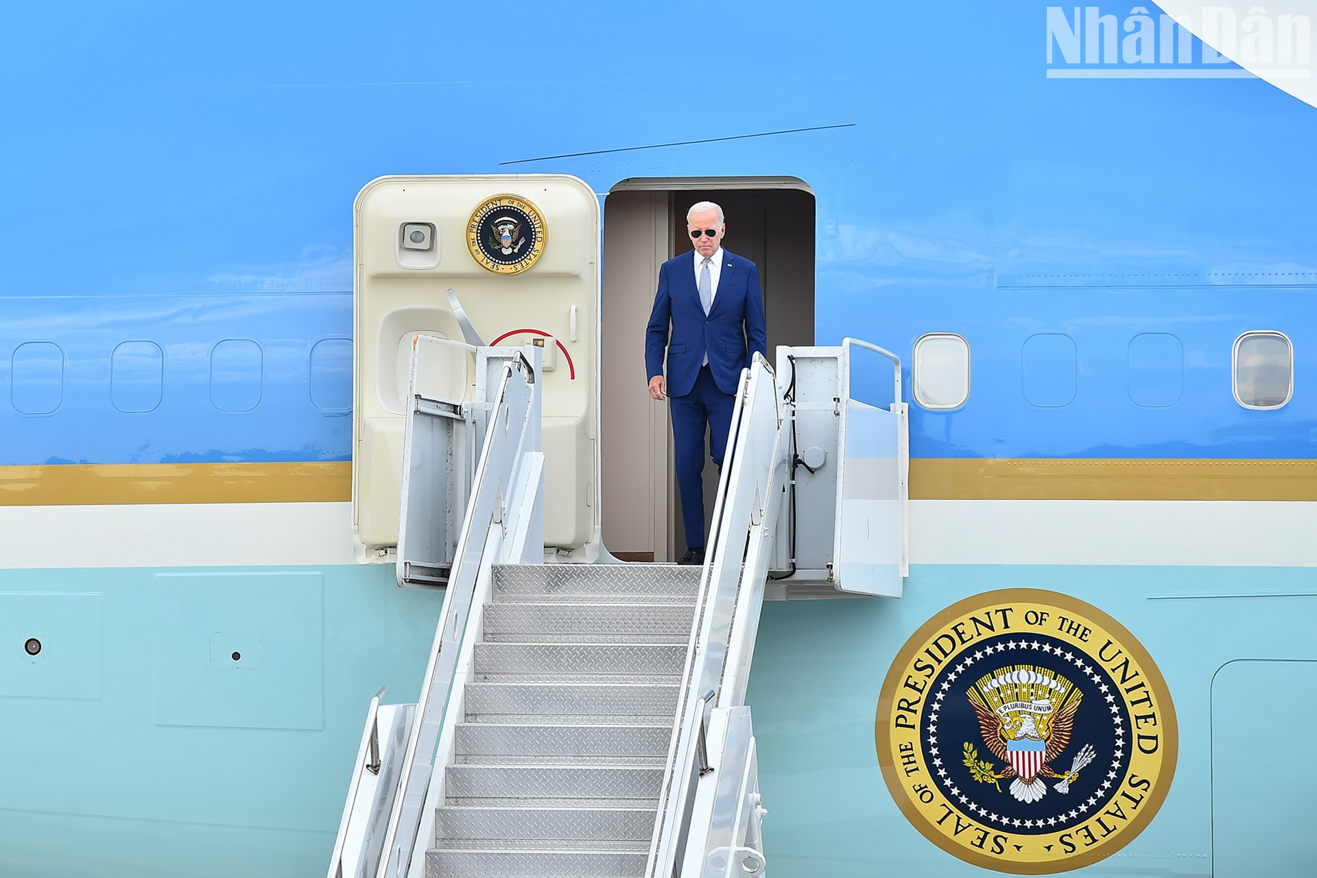 El presidente Joe Biden sale del Air Force One y comenza su visita de Estado a Vietnam.