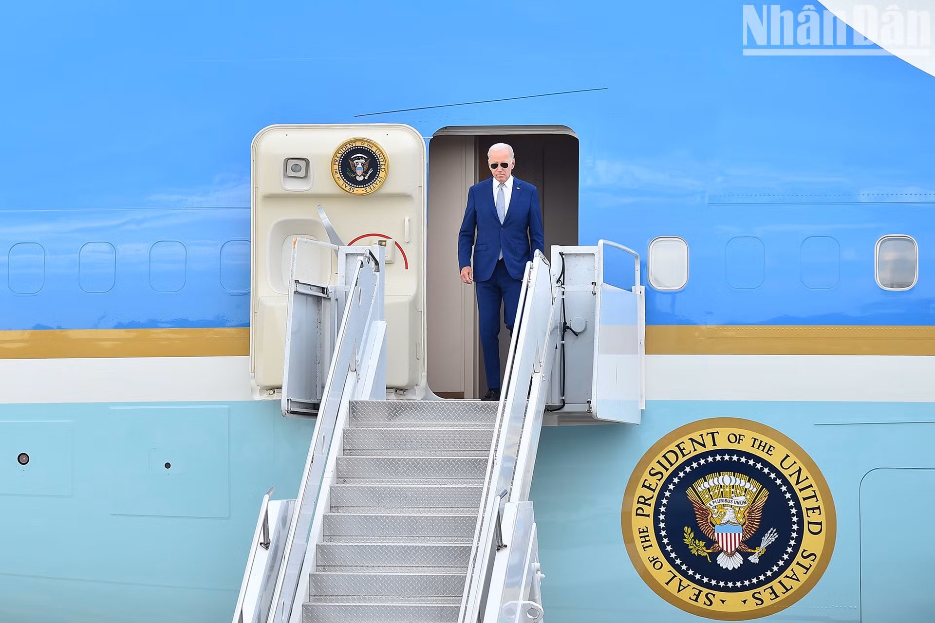 El presidente Joe Biden sale del Air Force One y comenza su visita de Estado a Vietnam.