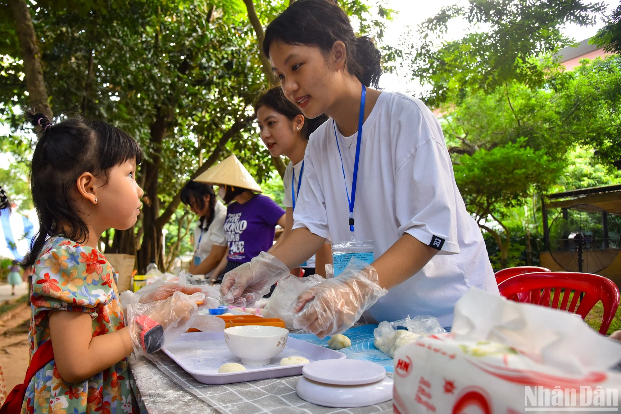 Un espacio para que los visitantes preparen sus propios pasteles de luna. Un espacio para que los visitantes preparen sus propios pasteles de luna.