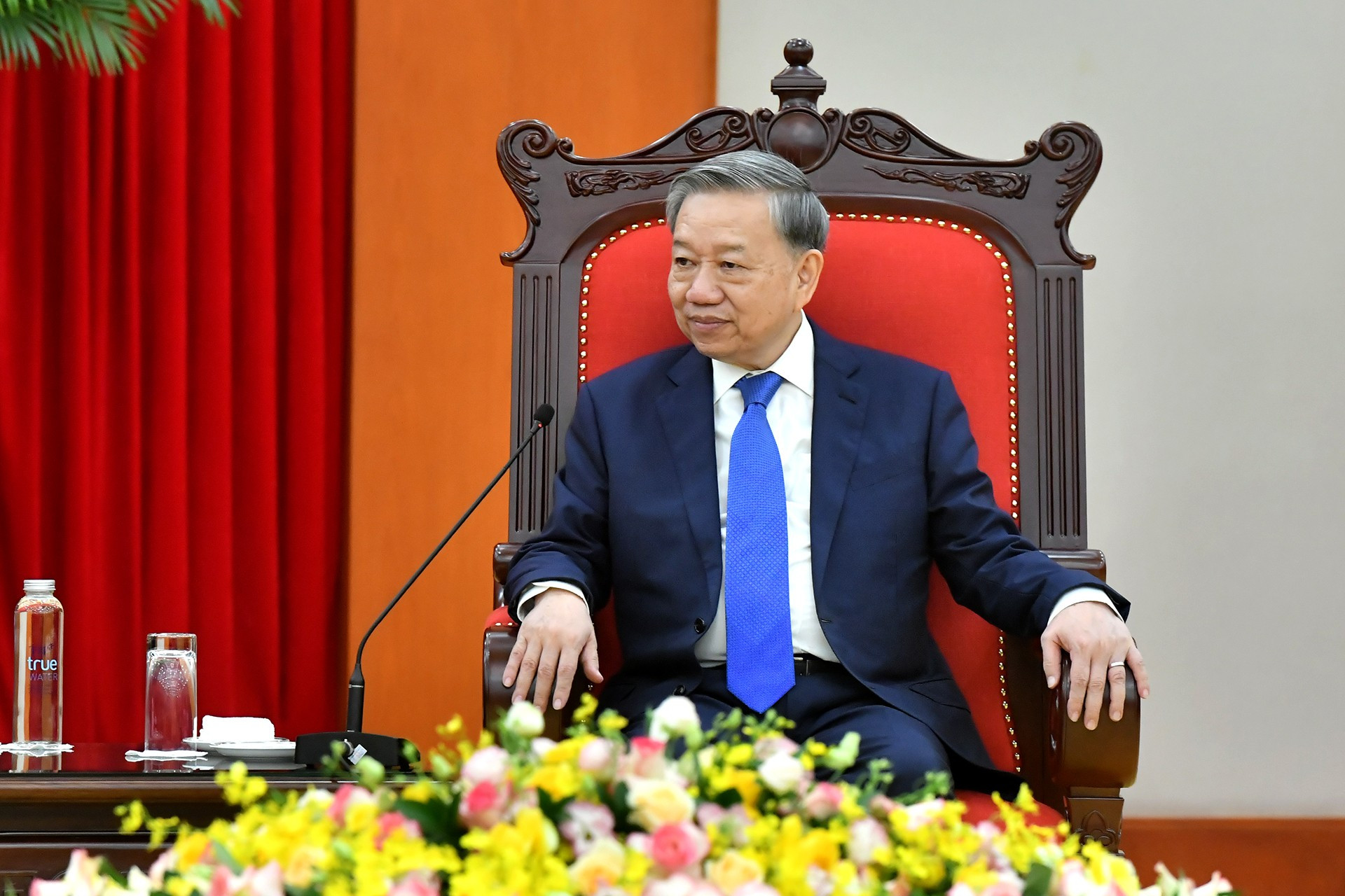 To Lam habla en la reunión.