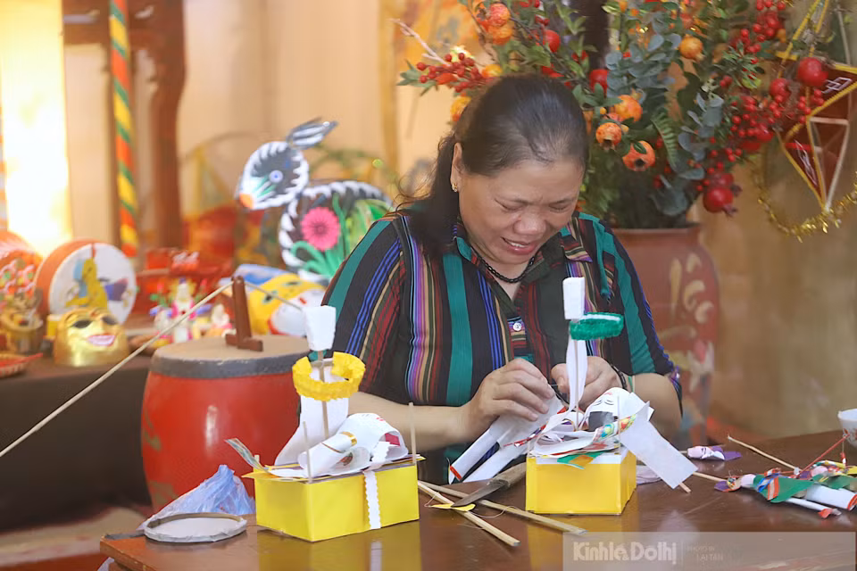 La artesana Nguyen Thi Tuyet elabora el muñeco “Tien Sy Giay” (doctor de papel).