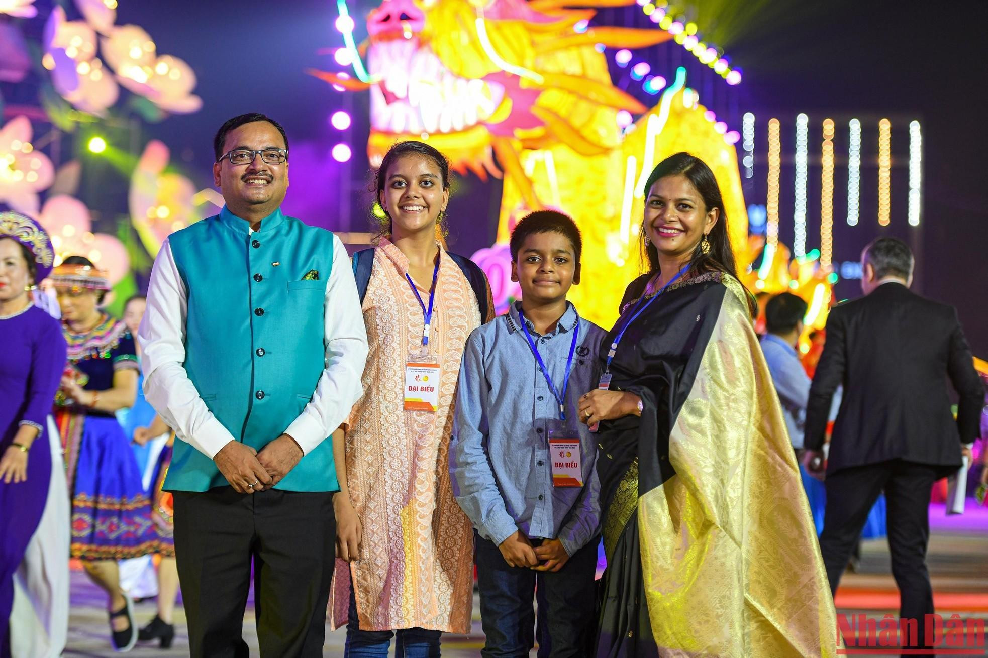 Los turistas extranjeros quedaron muy impresionados por la atmósfera festiva.