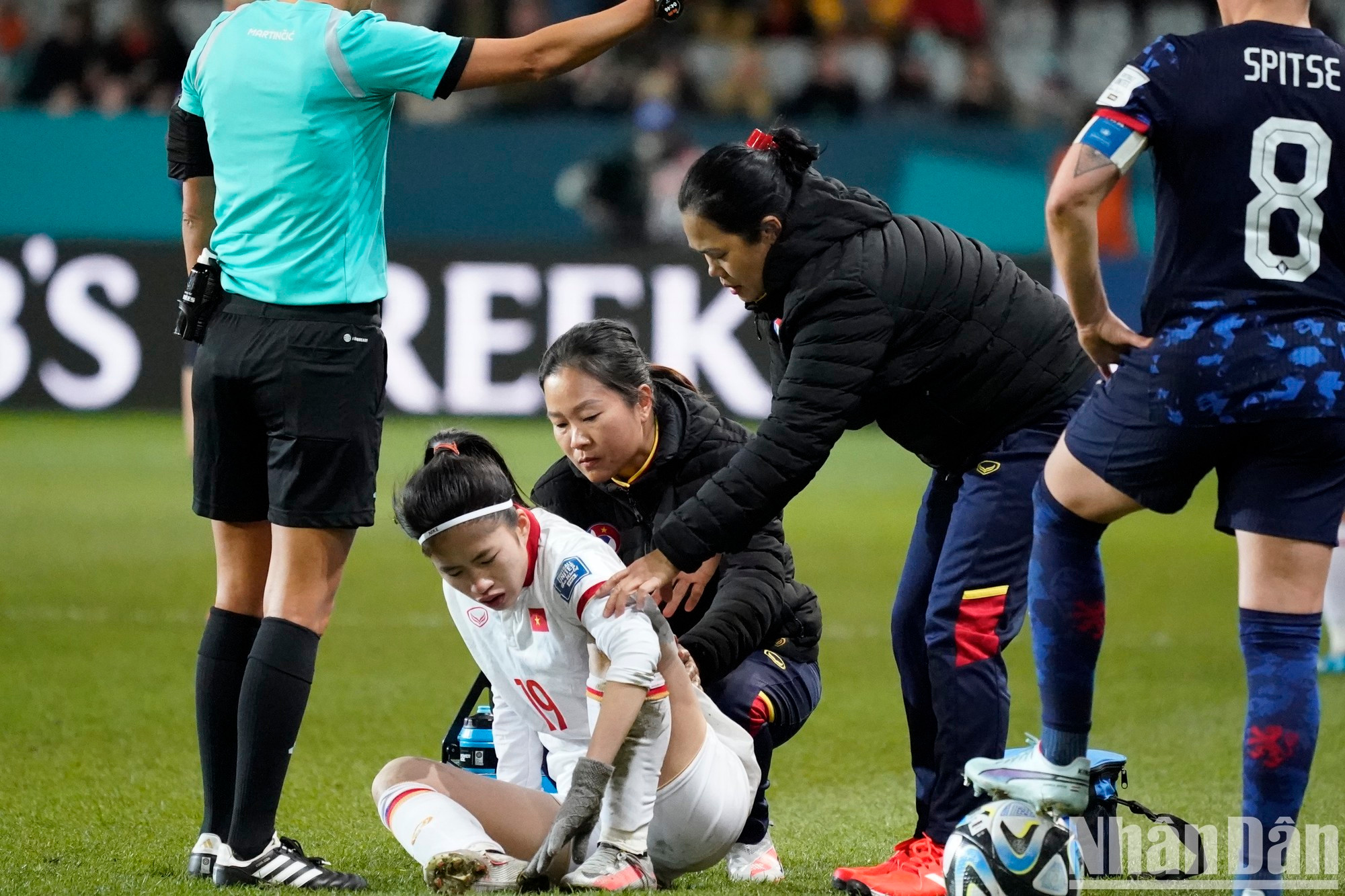 El primer tiempo terminó con marcador de 5-0 a favor de Países Bajos. El primer tiempo terminó con marcador de 5-0 a favor de Países Bajos.