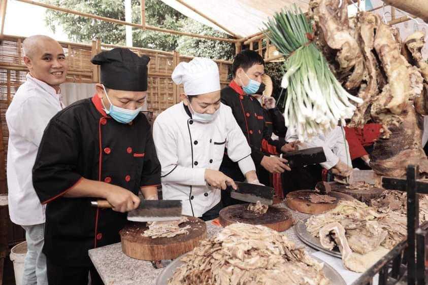 El artesano Co Nhu Doi y cocineros preparan ingredientes en el Festival del Phở 2022. El artesano Co Nhu Doi y cocineros preparan ingredientes en el Festival del Phở 2022.