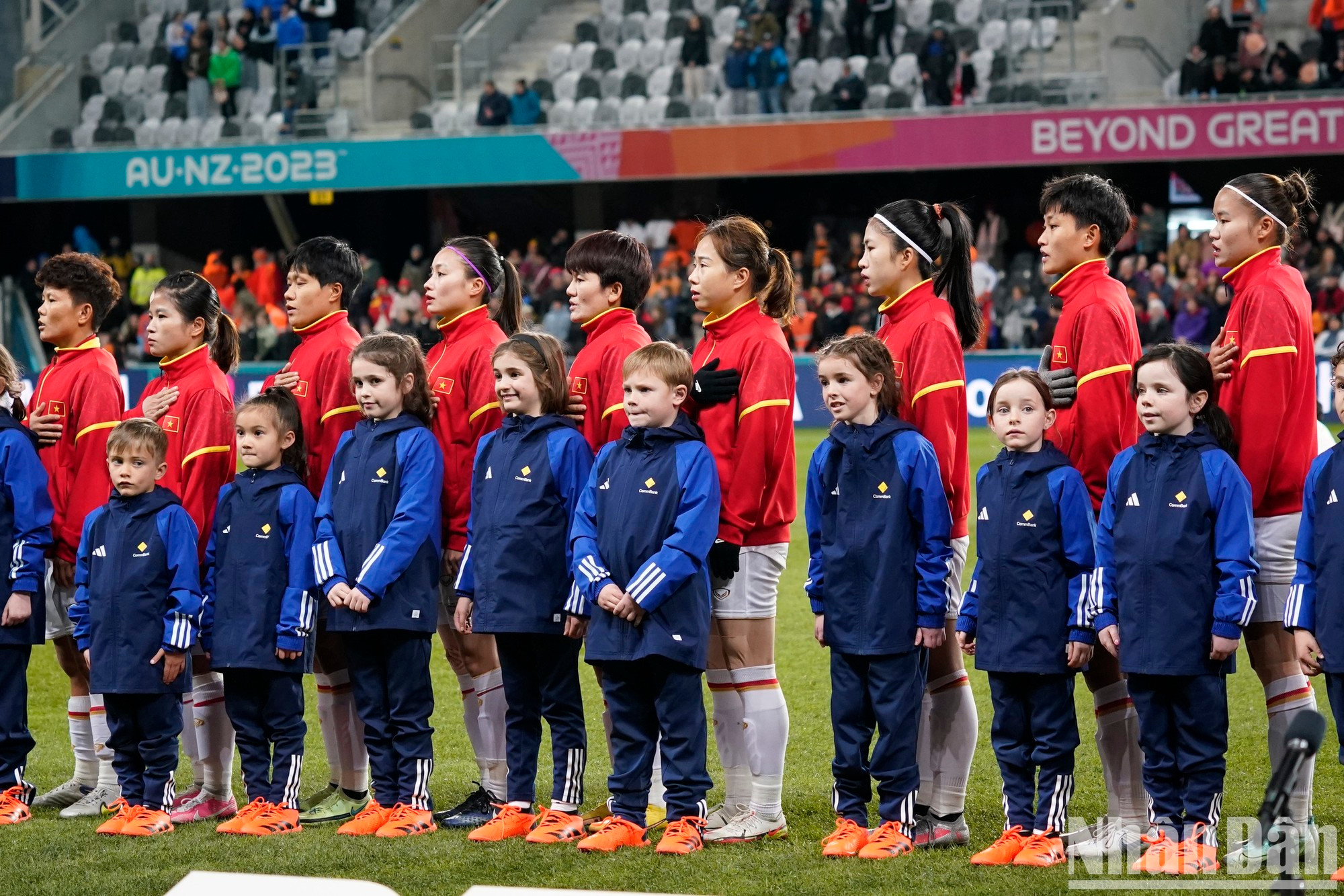 Sonó el himno nacional vietnamita en el estadio Forsyth Barr. Sonó el himno nacional vietnamita en el estadio Forsyth Barr.