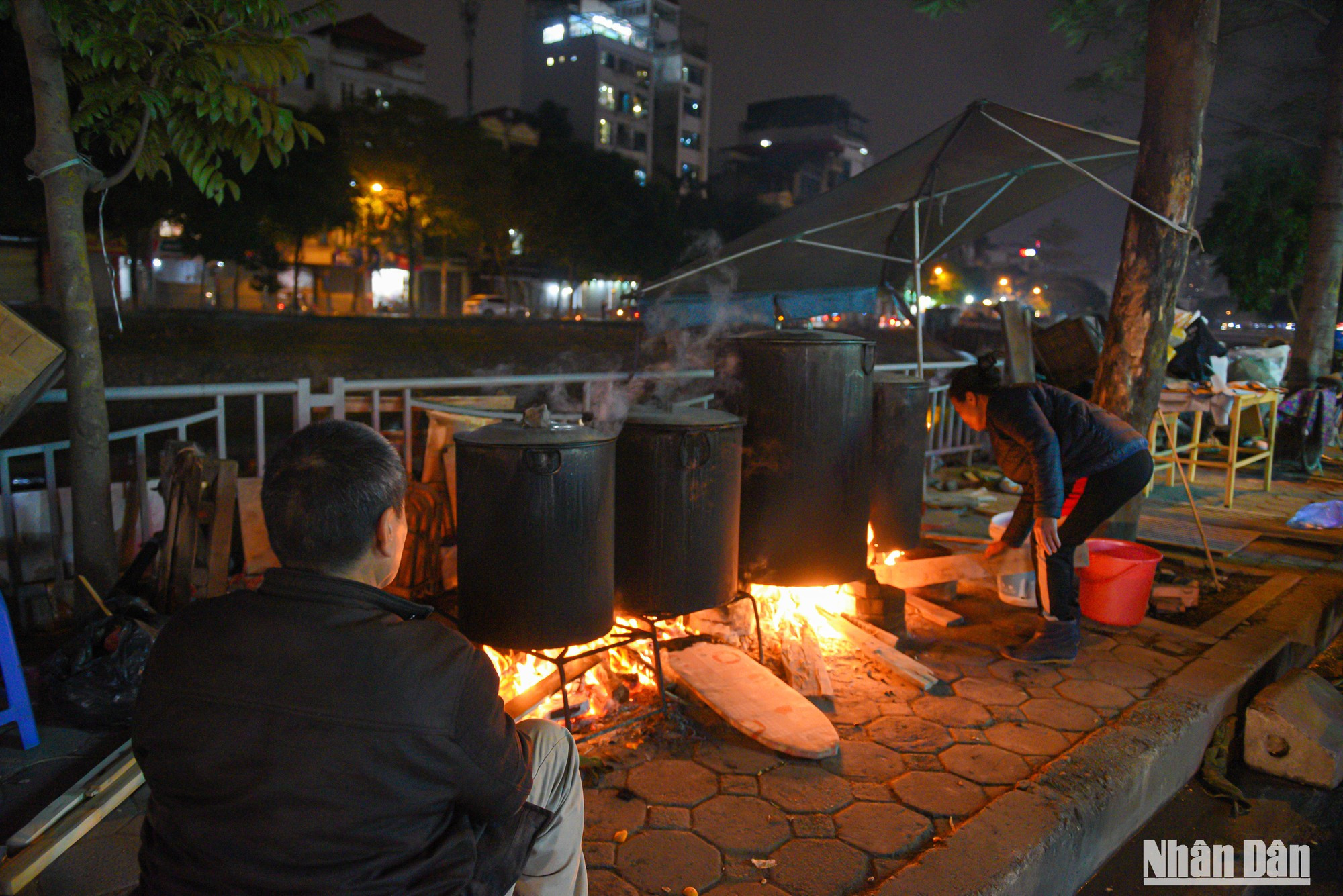 Este año la familia de señora Son elaboró unos mil pasteles. Este año la familia de señora Son elaboró unos mil pasteles.