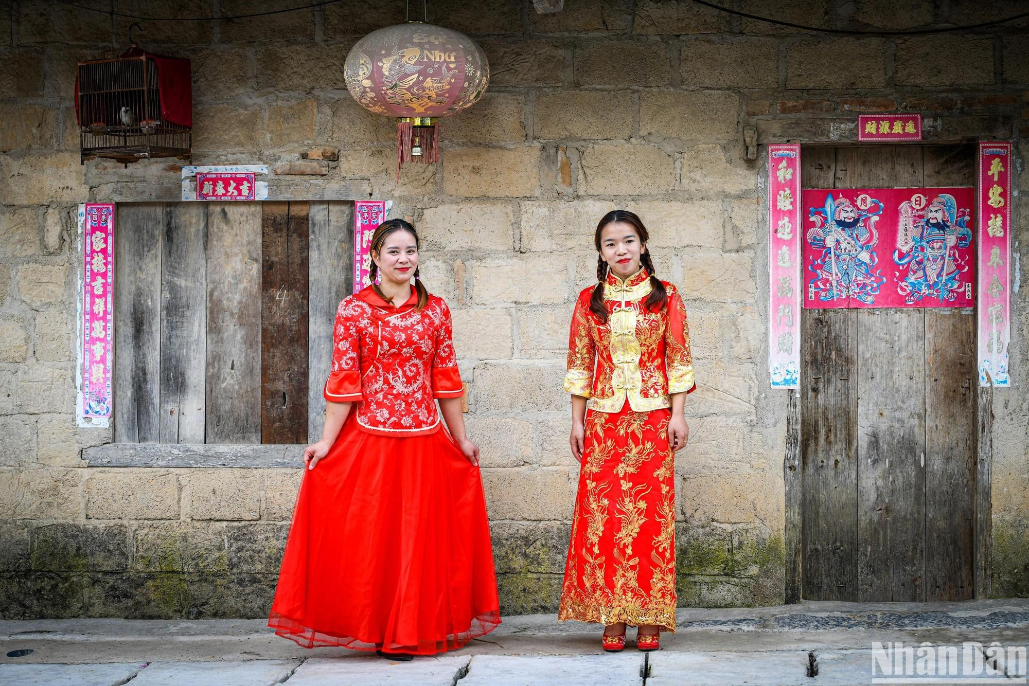 La belleza atrayente de Pho Bang con sus antiquísimas casas, junto a los trajes de boda tradicionales.