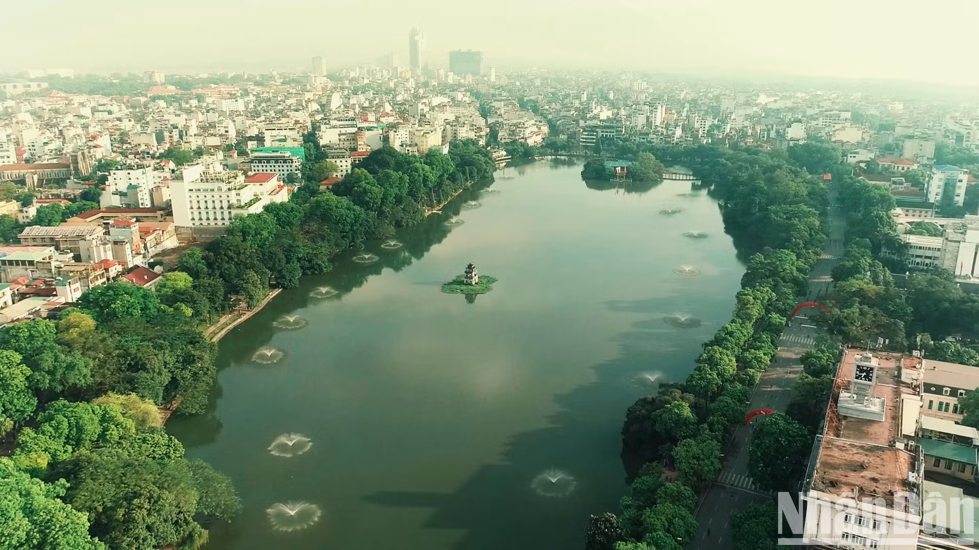 La Torre de la Tortuga entre el verdor de la ciudad,