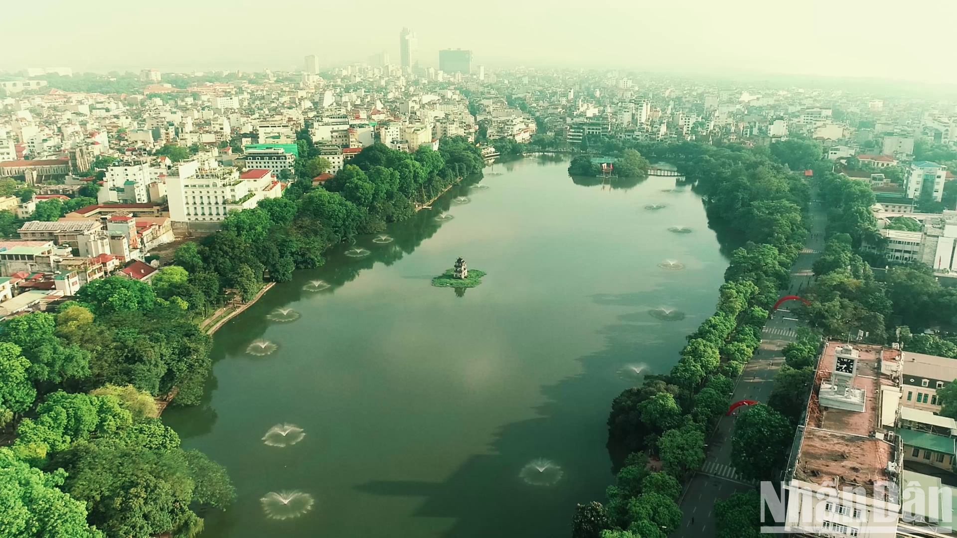 La Torre de la Tortuga entre el verdor de la ciudad, La Torre de la Tortuga entre el verdor de la ciudad,