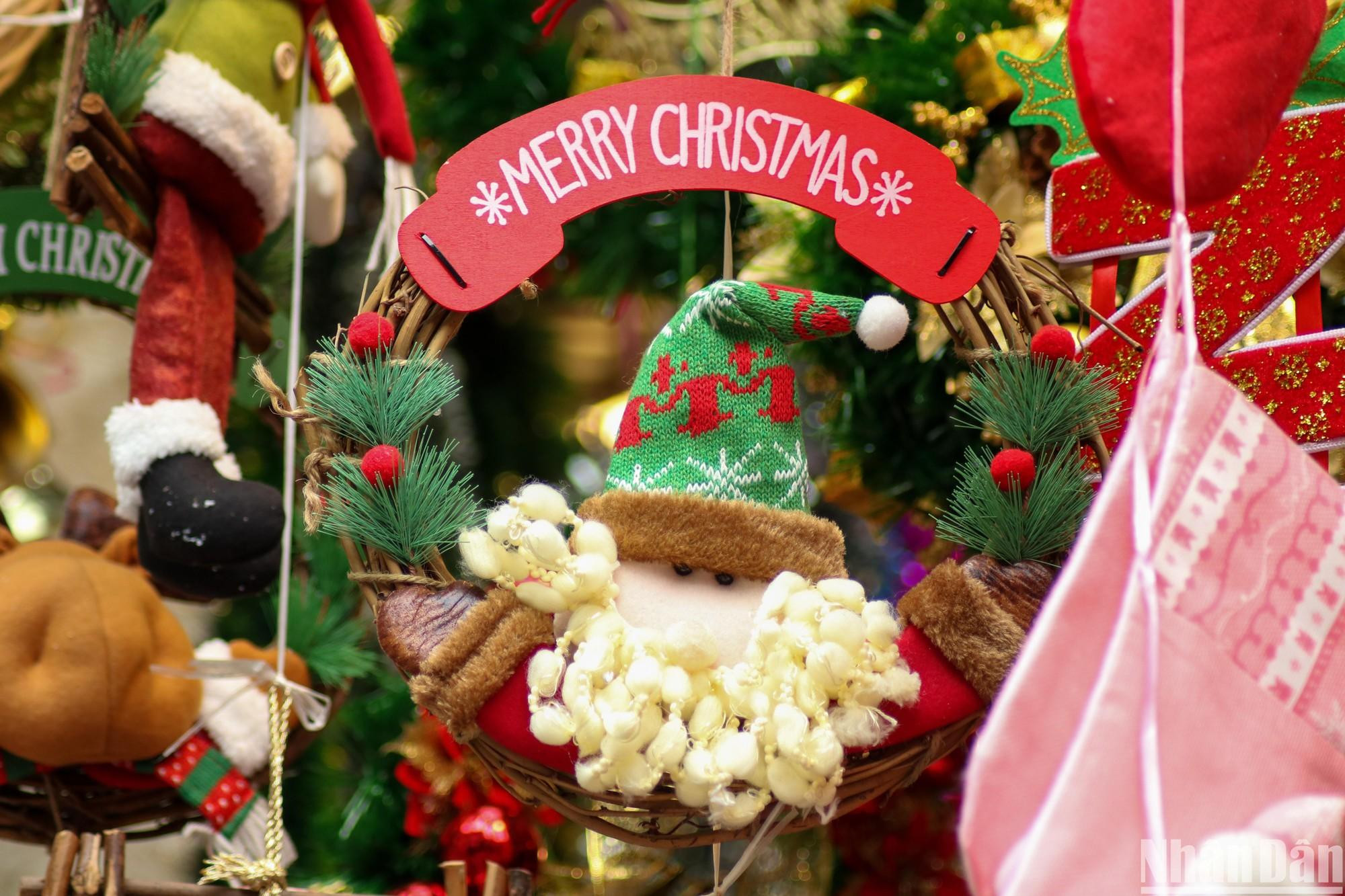 Falta casi medio mes para la Navidad, pero coloridos adornos se han apoderado de la calle. Falta casi medio mes para la Navidad, pero coloridos adornos se han apoderado de la calle.