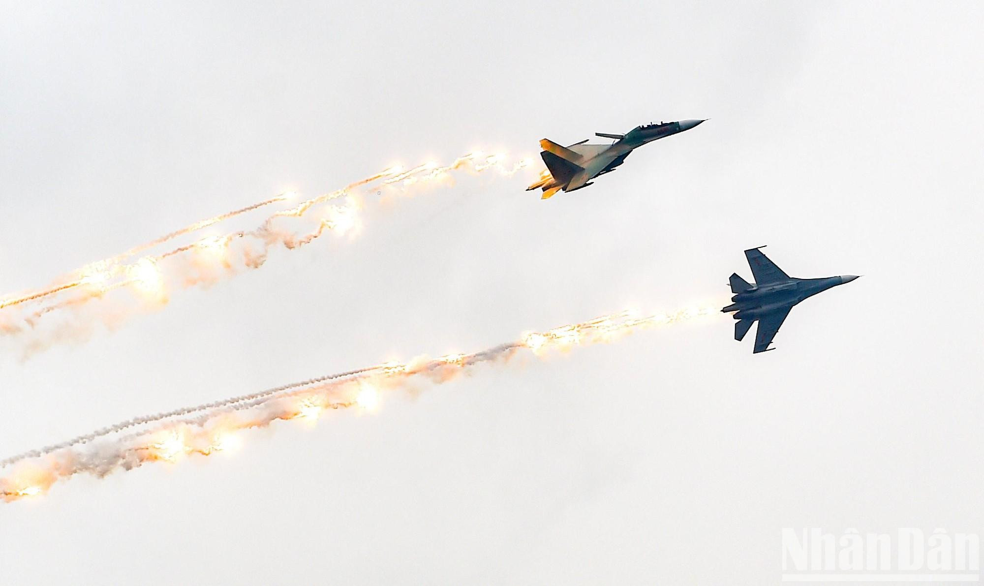 El espectáculo de Su-30 en la ceremonia de inauguración. El espectáculo de Su-30 en la ceremonia de inauguración.