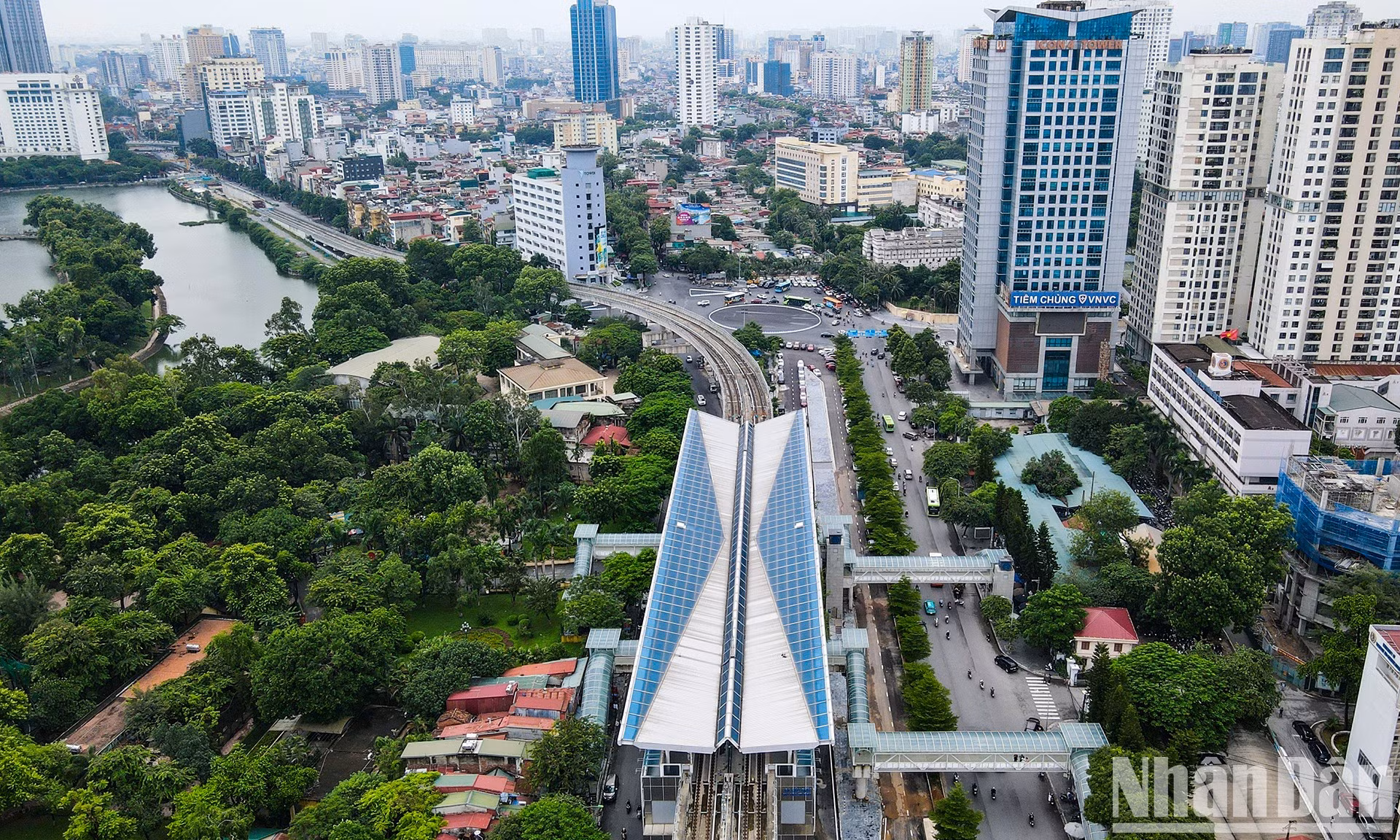 Ubicada en la calle de Cau Giay, el intercambiador juega un papel importante en la línea ferroviaria de Hanói.