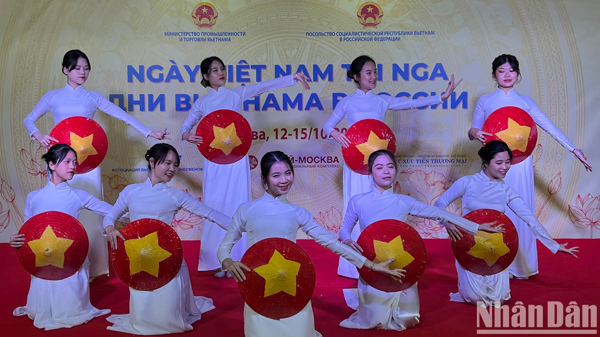 Estudiantes vietnamitas con el traje tradicional Ao Dai en la actuación “Hello Vietnam”.