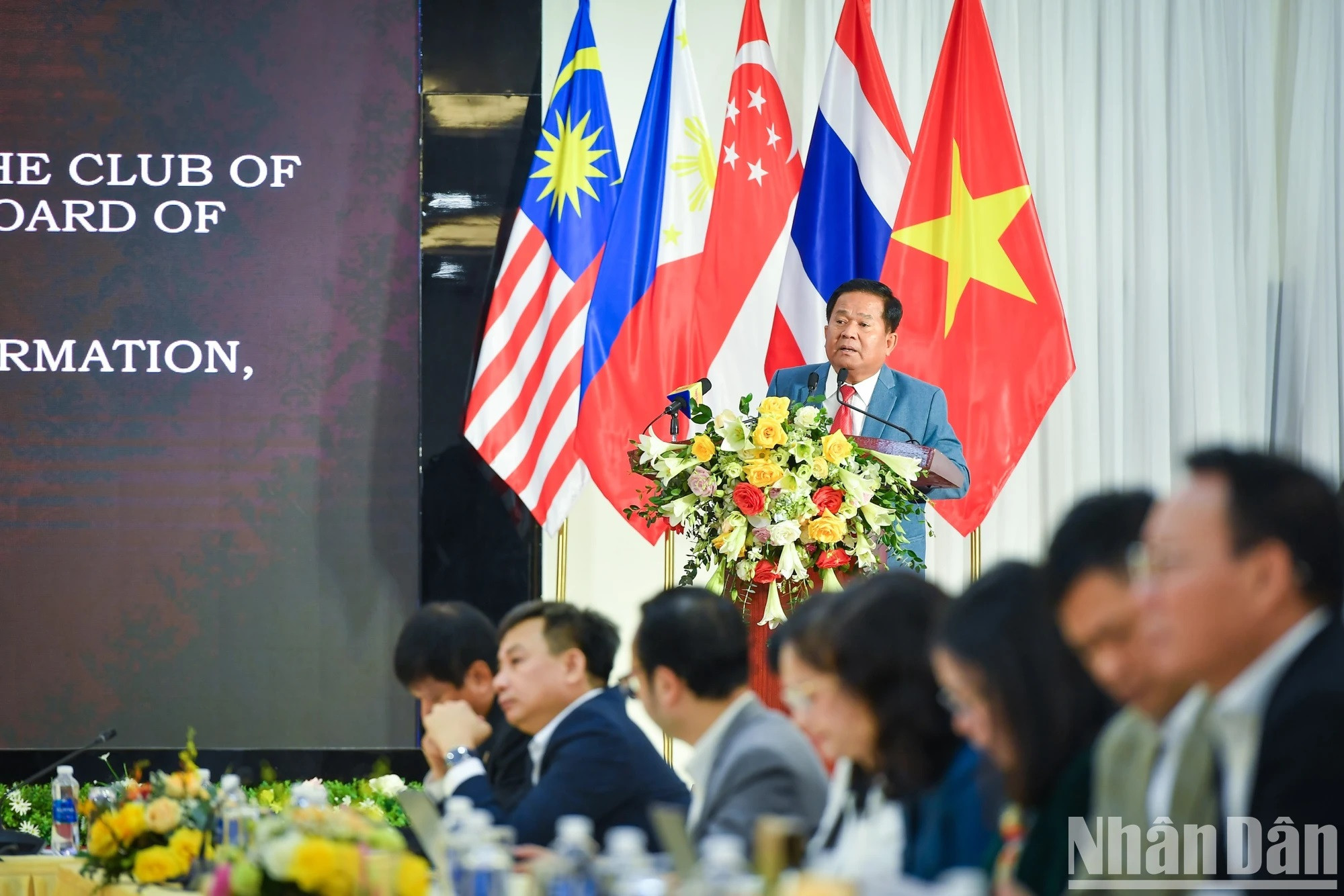 El asesor del presidente y miembro del Comité Ejecutivo del Club de Periodistas de Camboya, Khieu Kola, resalta la transformación digital como una combinación de procesos y pensamiento, que tiene un gran impacto en la sociedad. El asesor del presidente y miembro del Comité Ejecutivo del Club de Periodistas de Camboya, Khieu Kola, resalta la transformación digital como una combinación de procesos y pensamiento, que tiene un gran impacto en la sociedad.