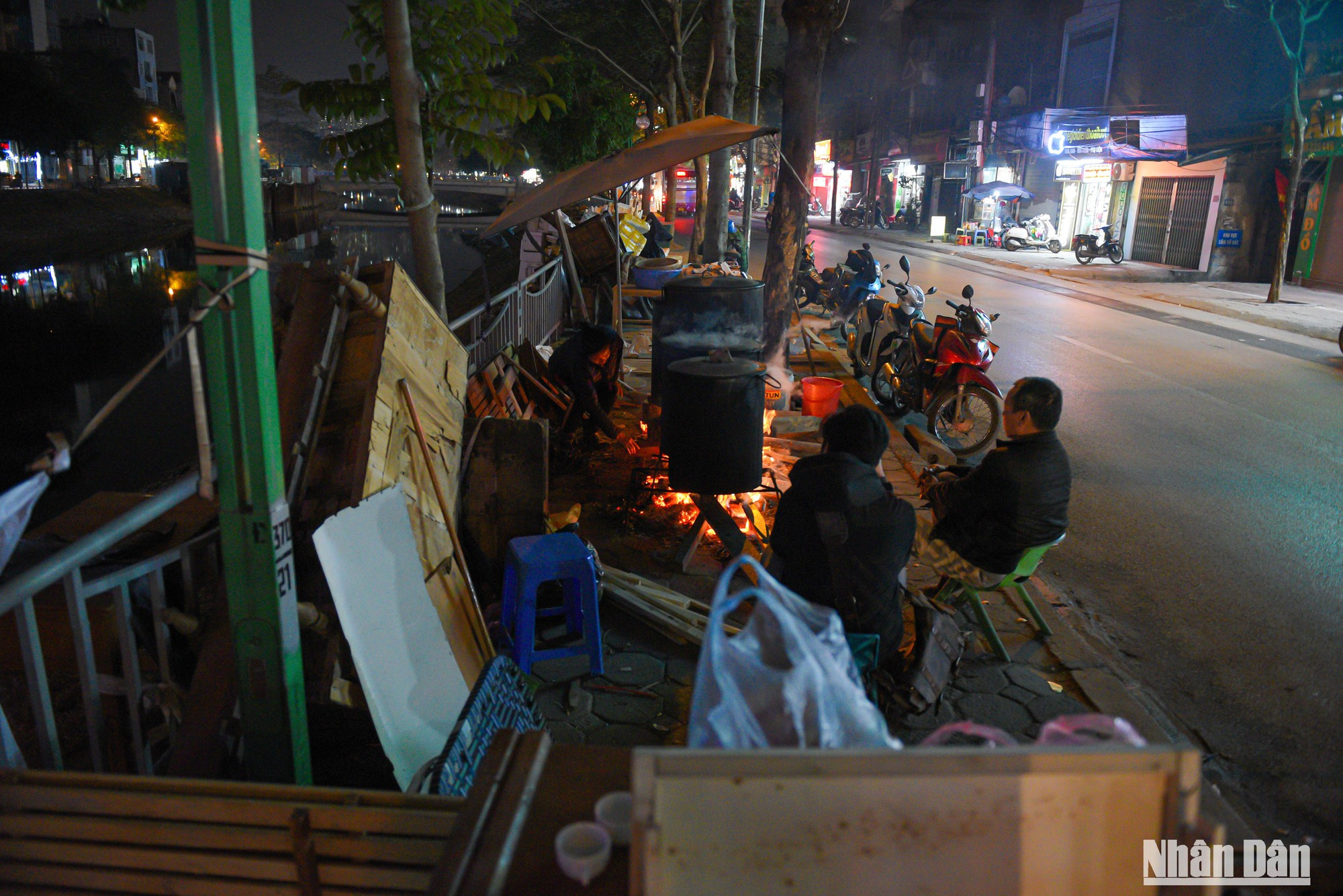 Familia reunida alrededor de la olla de pasteles de arroz glutinoso. Familia reunida alrededor de la olla de pasteles de arroz glutinoso.