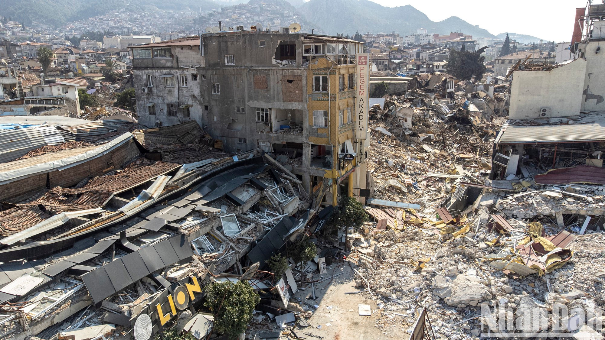 El terremoto, de magnitud 7,8, derrumbó numerosos edificios en la ciudad de Antakya. Durante su estancia en Turquía, el reportero del periódico Nhan Dan (Pueblo) encontró esta escena caótica. El terremoto, de magnitud 7,8, derrumbó numerosos edificios en la ciudad de Antakya. Durante su estancia en Turquía, el reportero del periódico Nhan Dan (Pueblo) encontró esta escena caótica.