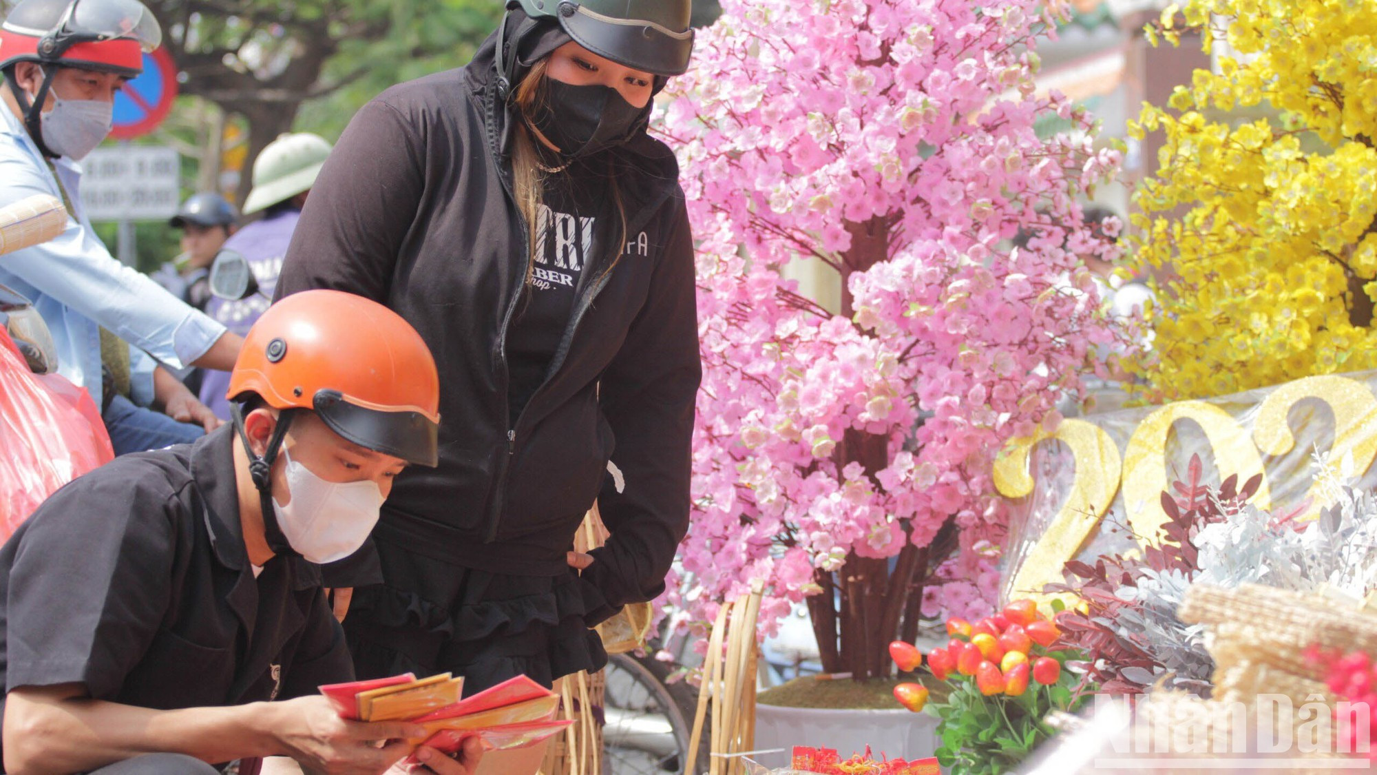 Durante los días que preceden al Festival de Año Nuevo Lunar la calle se torna más bulliciosa. Durante los días que preceden al Festival de Año Nuevo Lunar la calle se torna más bulliciosa.