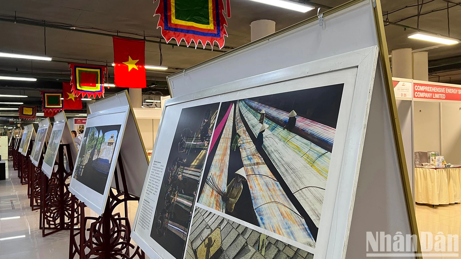 Exhibición sobre el paisaje y los oficios tradicionales de Vietnam.